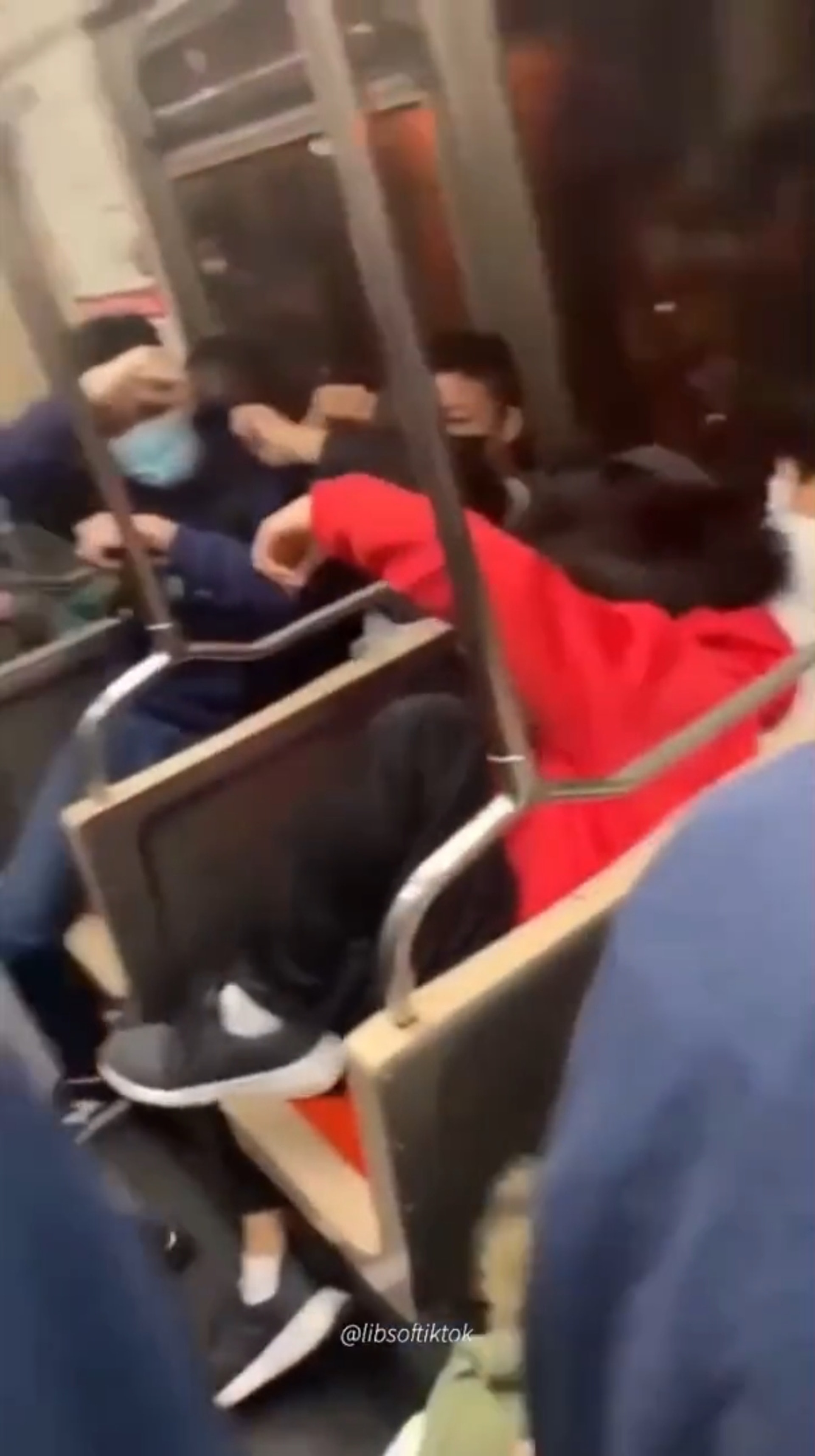 美國賓州費城的一列地鐵列車17日下午發生非裔青少女朝著亞裔學生叫囂與出拳的事件,另一名試圖介入的同校高年級女學年則慘遭推倒在地與一輪拳打腳踢,影片在網上流傳惹起熱議。(Twitter@MrAndyNgo) 美國賓州費城的一列地鐵列車17日下午發生非裔青少女朝著亞裔學生叫囂與出拳的事件,另一名試圖介入的同校高年級女學年則慘遭推倒在地與一輪拳打腳踢,影片在網上流傳惹起熱議。(Twitter@MrAndyNgo)