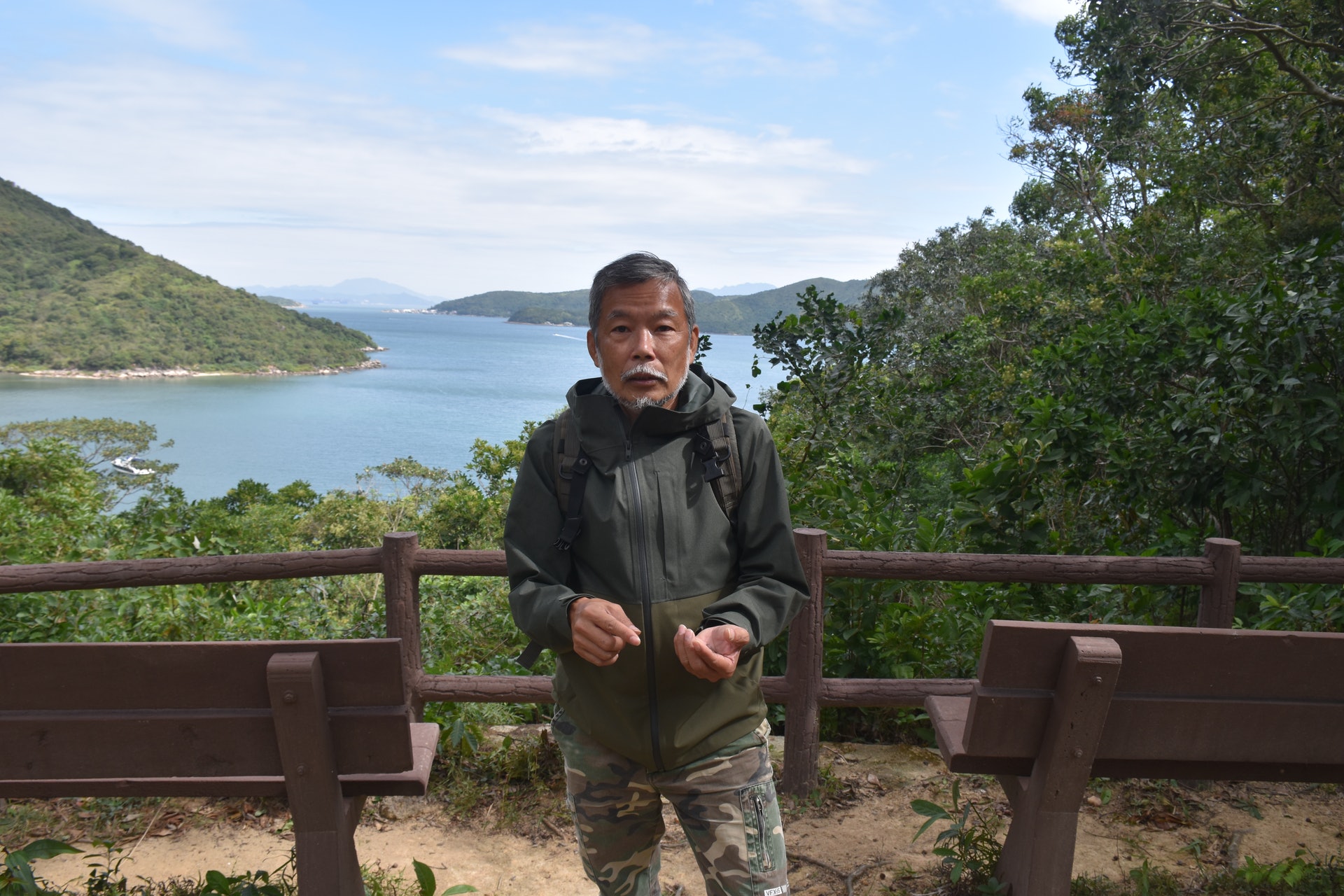 記者相約吳良貴到西貢行山,他一路介紹沿路的植物及昆蟲。(顏銘輝攝) 記者相約吳良貴到西貢行山,他一路介紹沿路的植物及昆蟲。(顏銘輝攝)