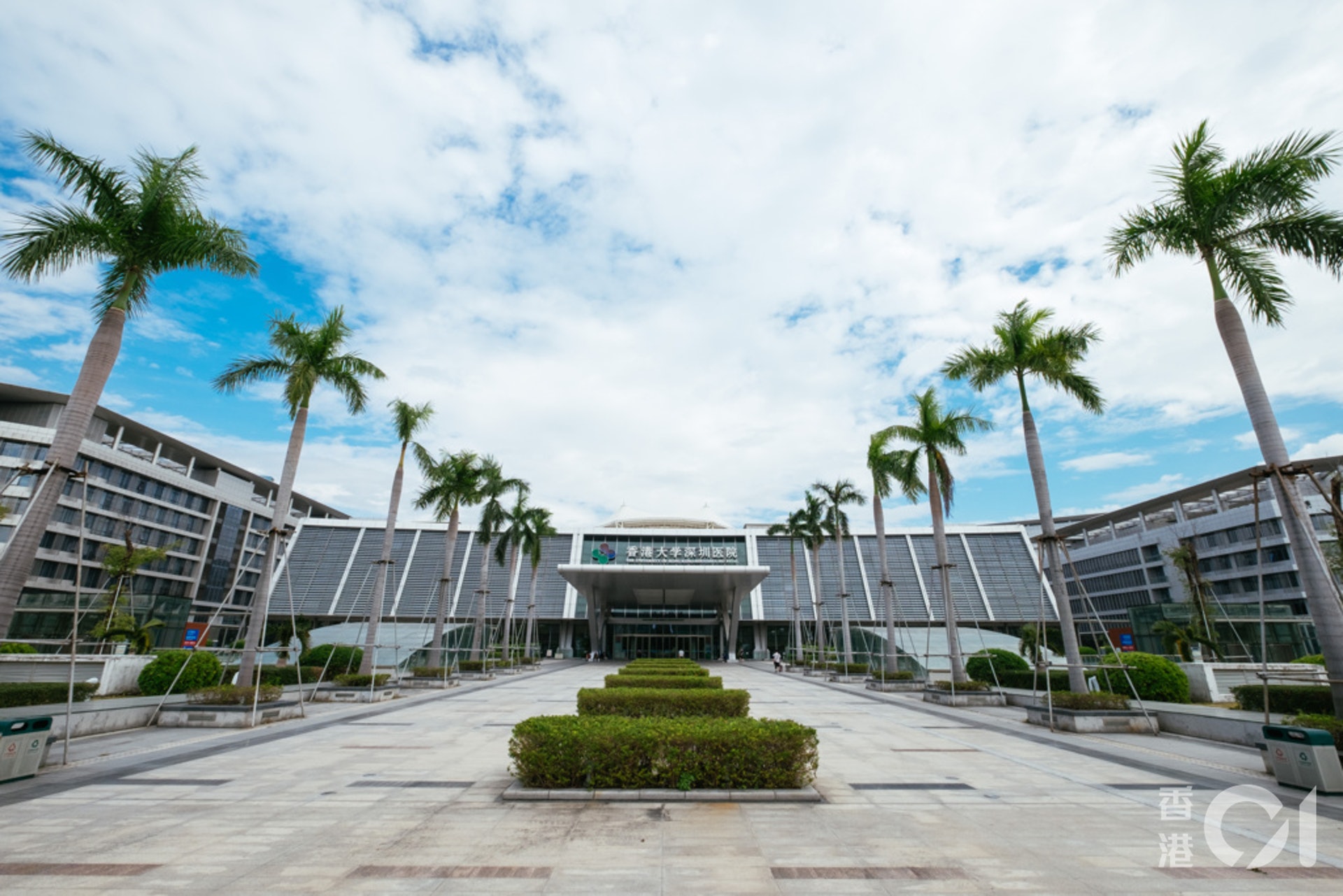 「香港大學深圳醫院」由深圳市政府斥資44億元興建,並引進香港大學的管理模式。 (資料圖片/盧翊銘攝) 「香港大學深圳醫院」由深圳市政府斥資44億元興建,並引進香港大學的管理模式。 (資料圖片/盧翊銘攝)