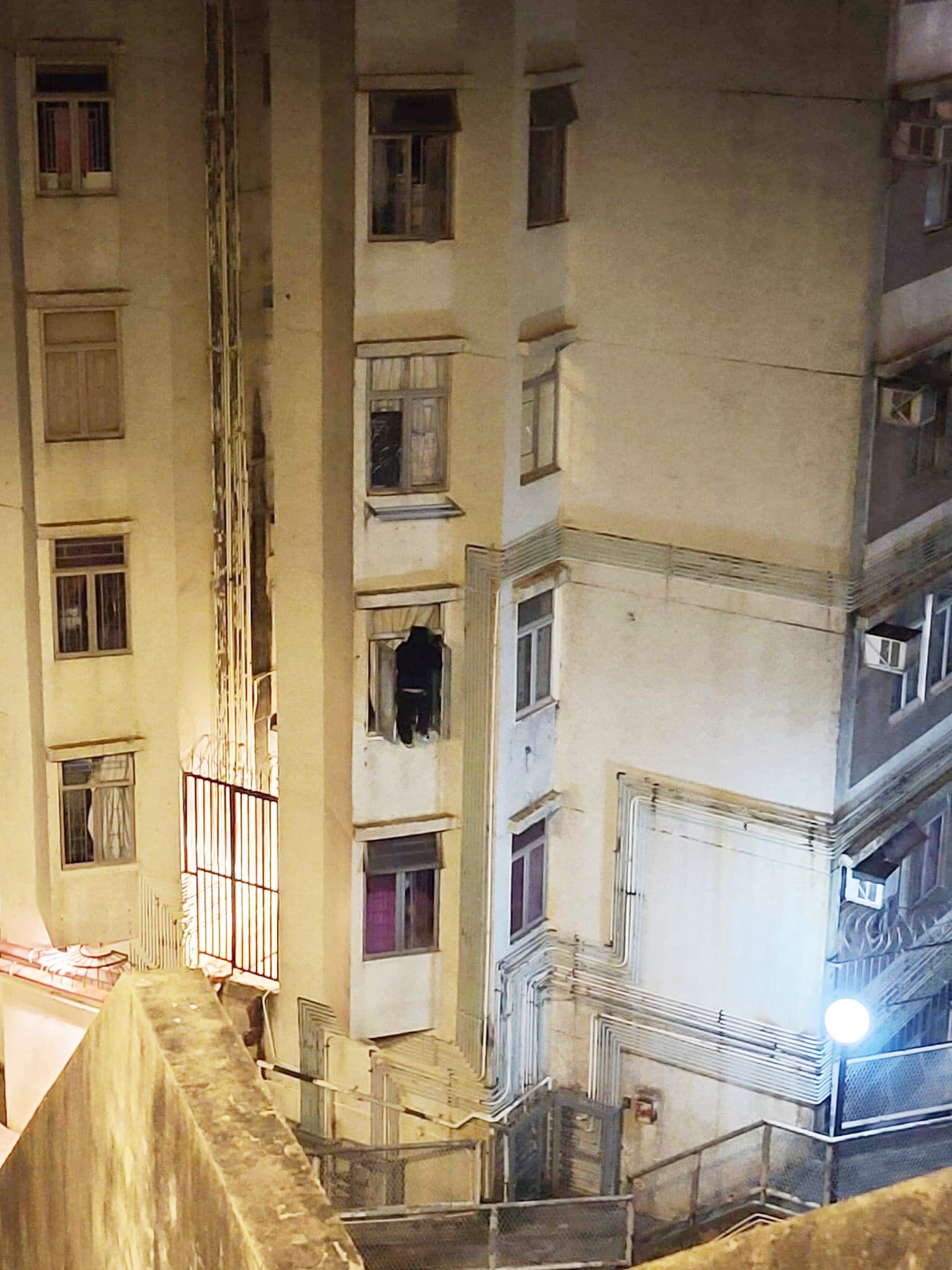 有網民在facebook上傳照片，指1名男衣男子危站在柴灣樂翠台某2樓單位窗外。（fb「深水埗街坊會」圖片）