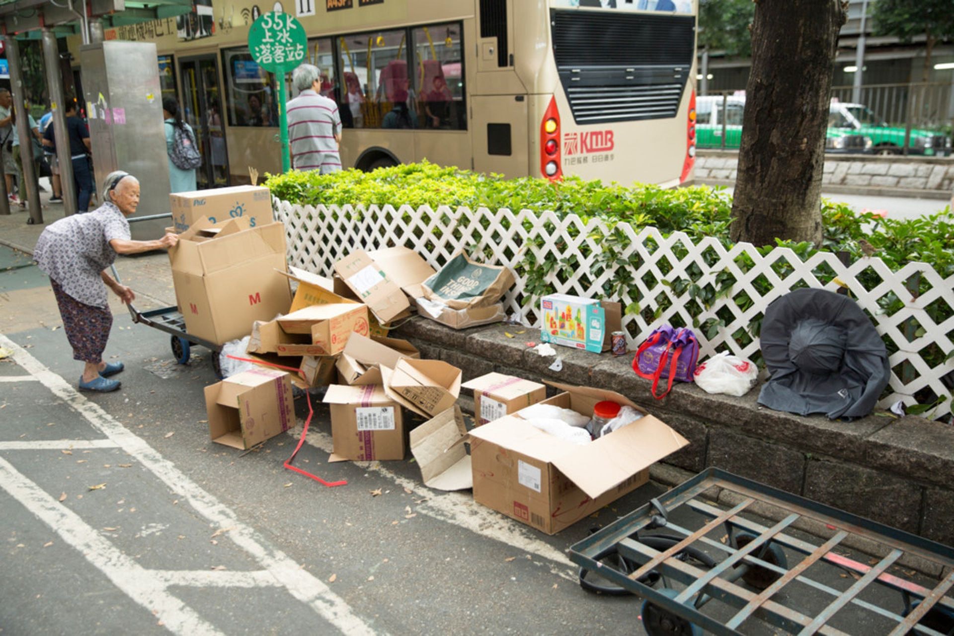 香港的貧富懸殊問題一向嚴重,街頭不時會見到長者撿拾紙皮幫補家計。(資料圖片) 香港的貧富懸殊問題一向嚴重,街頭不時會見到長者撿拾紙皮幫補家計。(資料圖片)