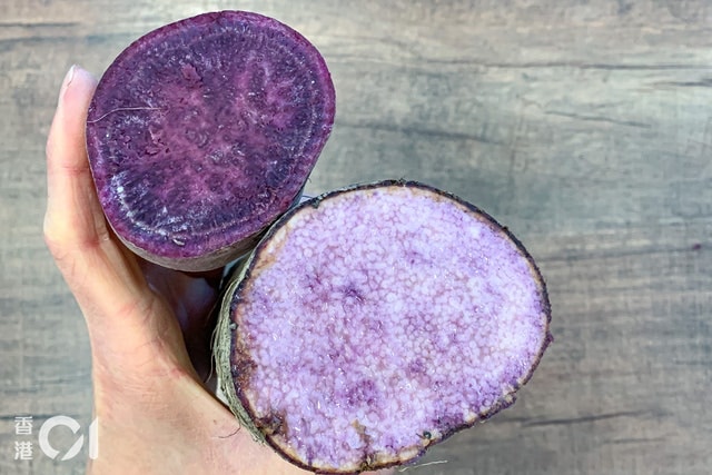 （上）紫薯（purple sweet potato）、（下）紫心番薯（purple yam）即是「紫心淮山」，兩者均蘊藏花青素。