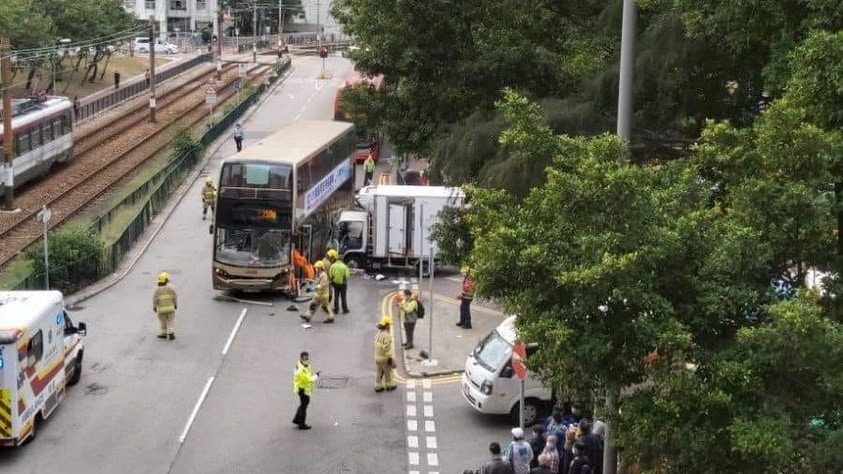 屯門湖景邨貨車攔腰撞九巴　3人受傷送院