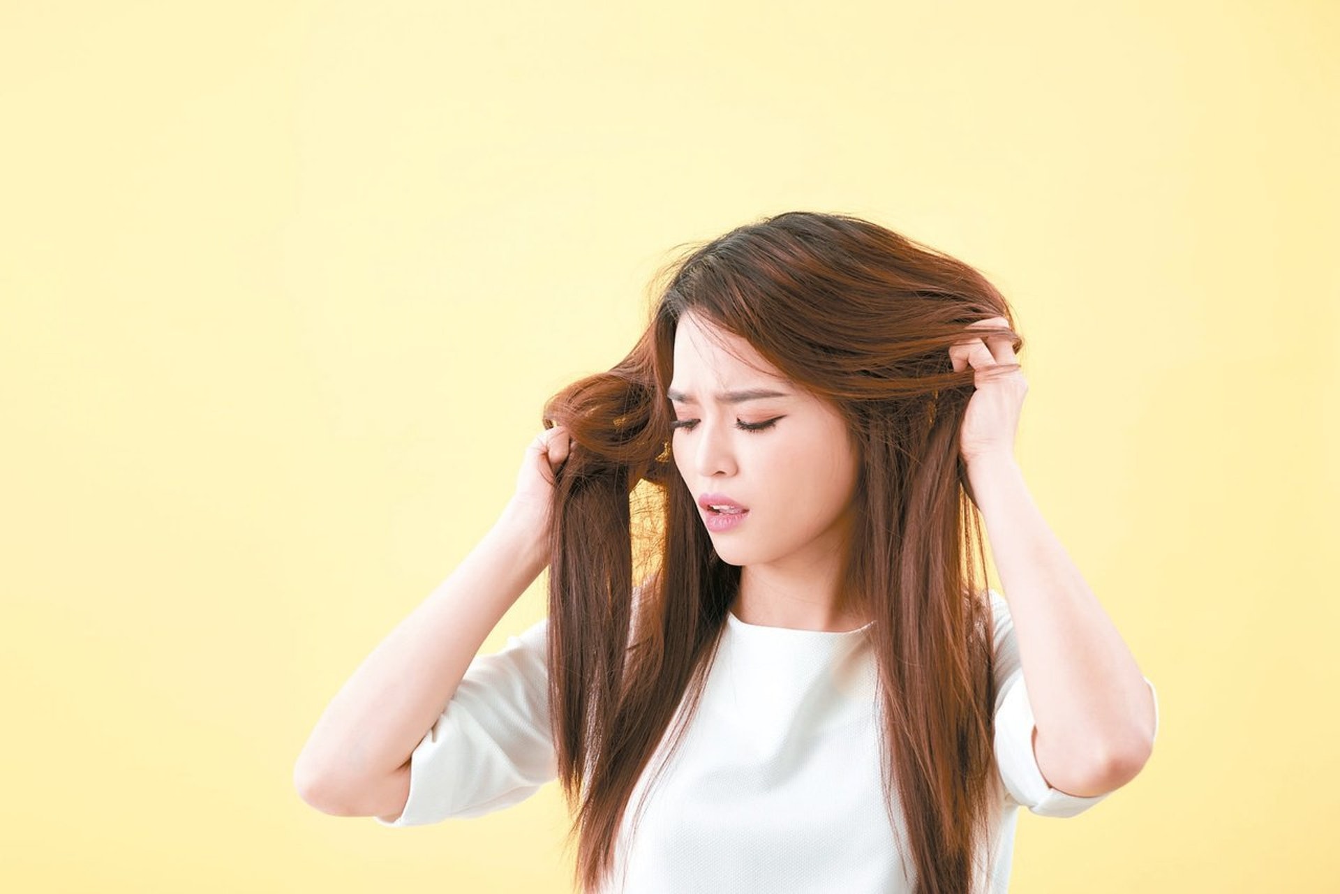 很多人誤以為將漂劑放在頭髮上愈久，髮色就會愈淺，但其實雙氧奶的化學作用過了一段時間就會停止，在髮絲上停留太久反而會加劇對頭髮的傷害。（圖片：123RF）