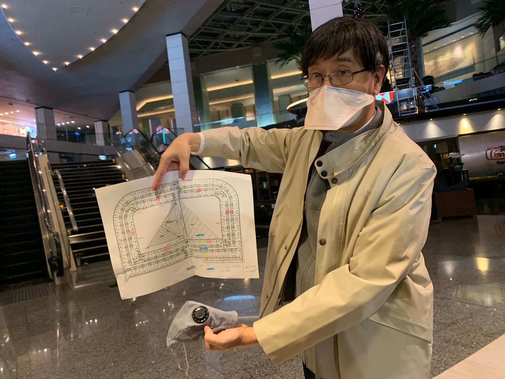 袁國勇稱源頭病人使用氣閥口罩,惟形容該款口罩是「自私口罩」,只可過濾吸入的空氣,但噴出的空氣未可過濾。( 王潔恩攝) 袁國勇稱源頭病人使用氣閥口罩,惟形容該款口罩是「自私口罩」,只可過濾吸入的空氣,但噴出的空氣未可過濾。( 王潔恩攝)