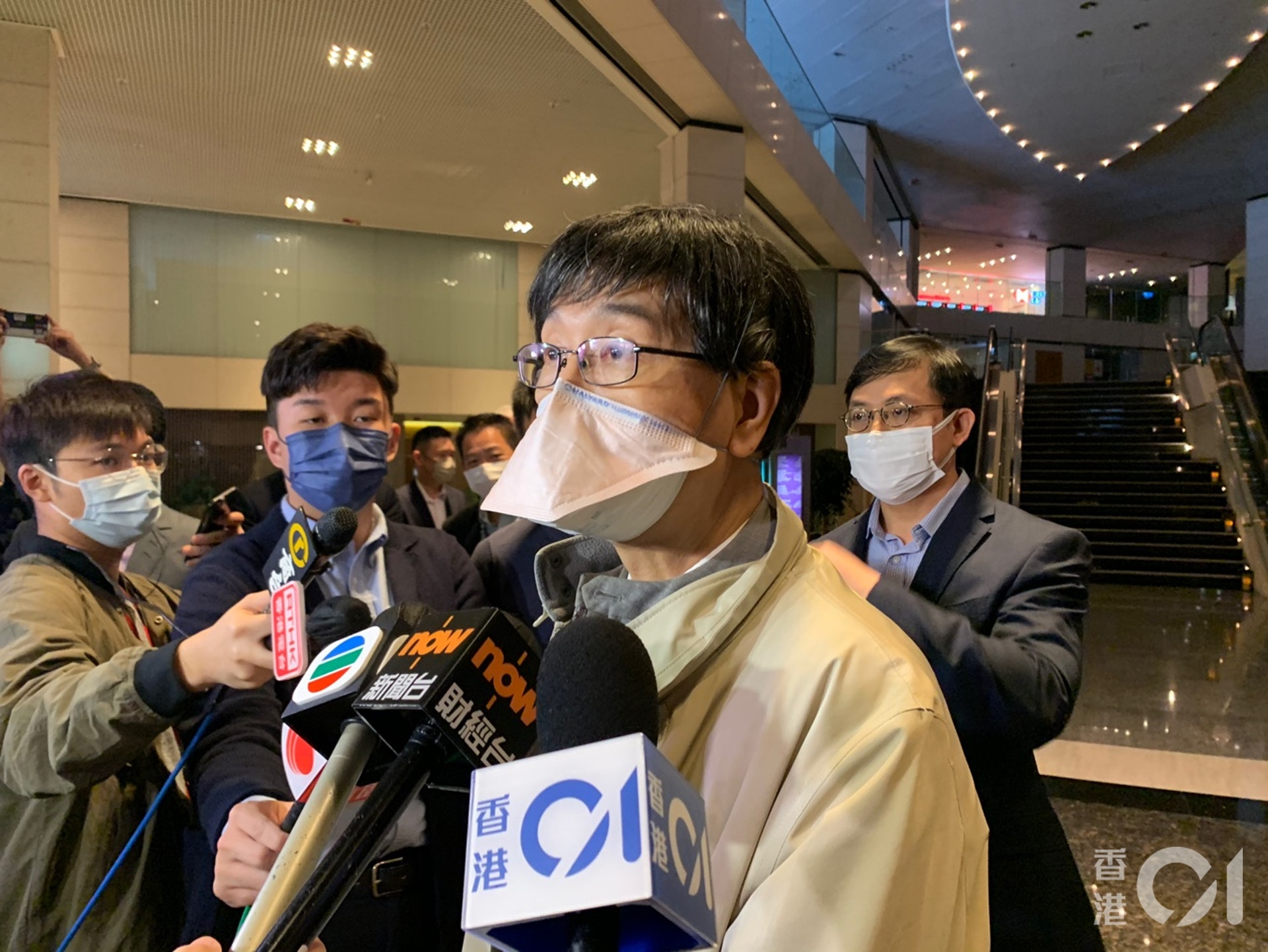 除了口罩款式外,袁國勇稱翻查閉路電視時,發現源頭病人50%時間無佩戴口罩,有時侯開門取餐時亦無載上口罩。(王潔恩攝) 除了口罩款式外,袁國勇稱翻查閉路電視時,發現源頭病人50%時間無佩戴口罩,有時侯開門取餐時亦無載上口罩。(王潔恩攝)