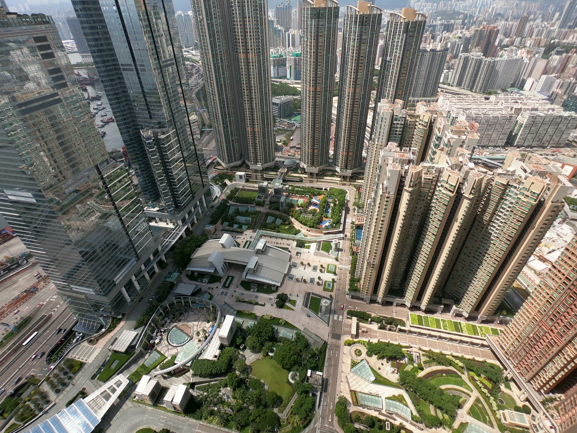 君臨天下高層戶2490萬沽低銀行估價12 沽出有原因 多相