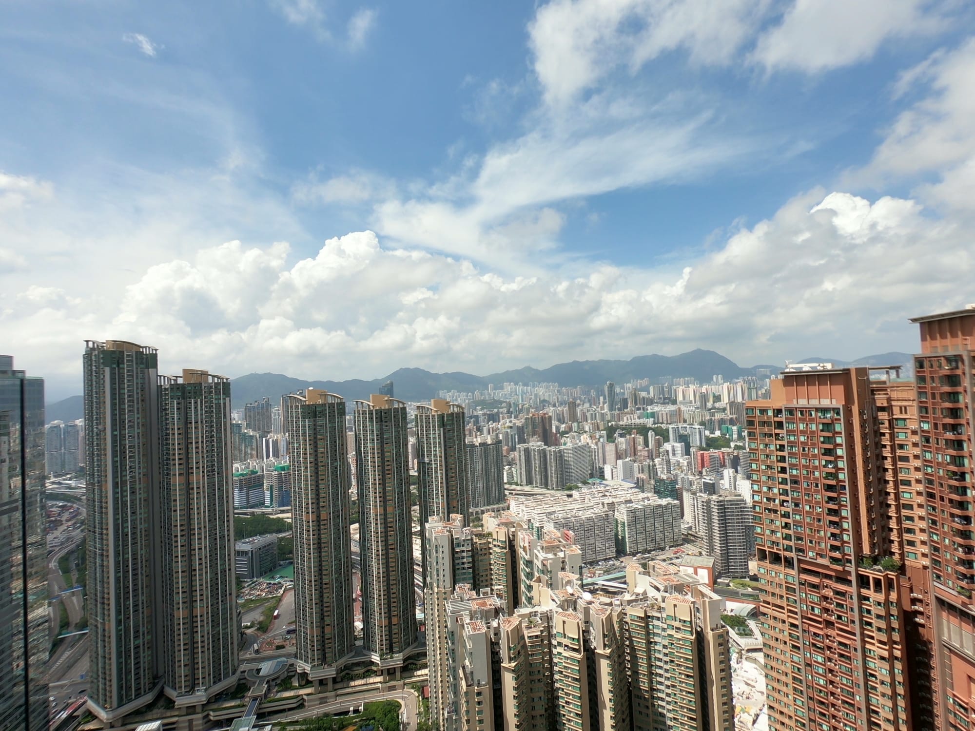 君臨天下高層戶2490萬沽低銀行估價12 沽出有原因 多相