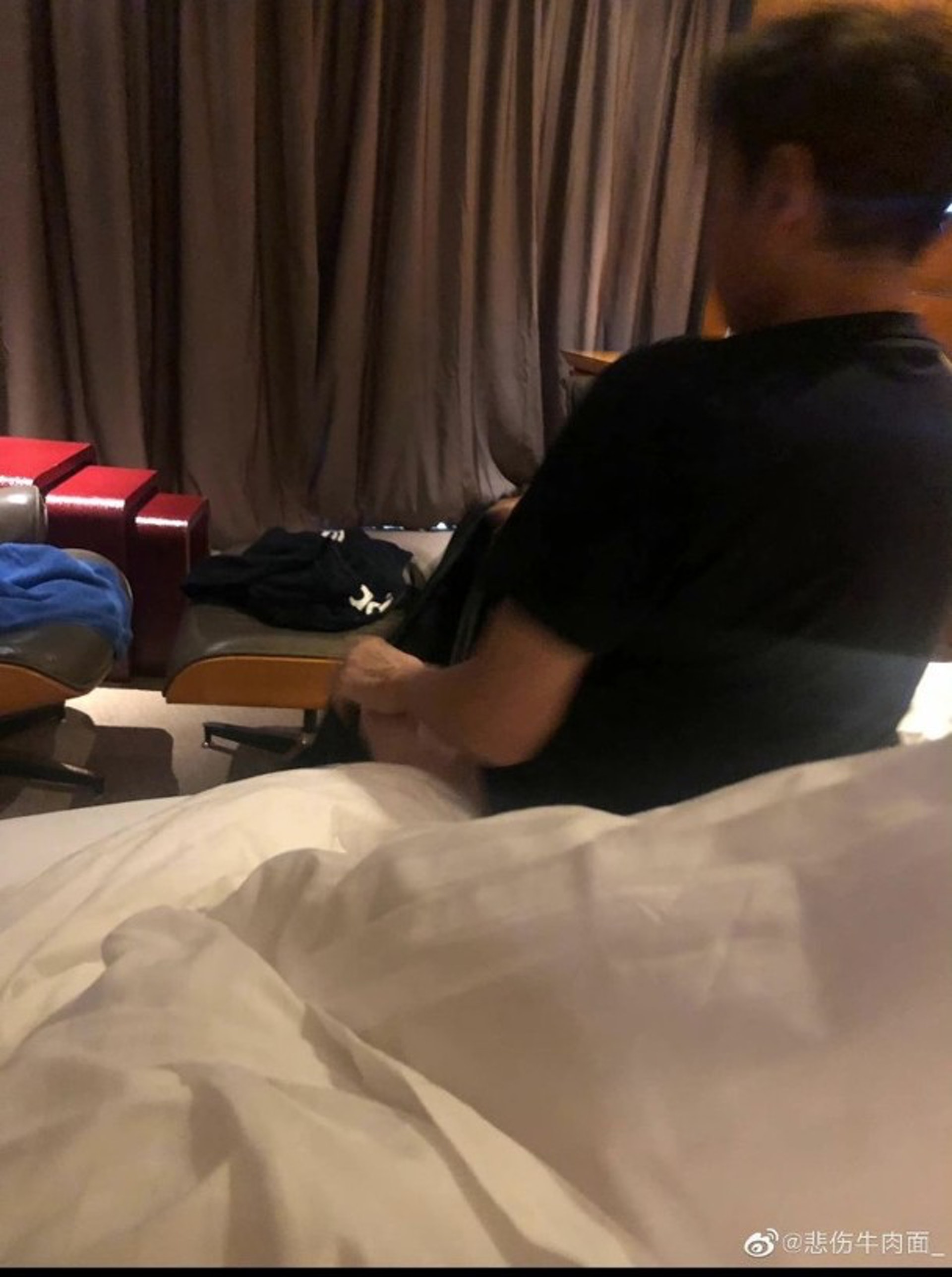 「悲傷牛肉麵_」上載了一個男人背影的相片 「悲傷牛肉麵_」上載了一個男人背影的相片