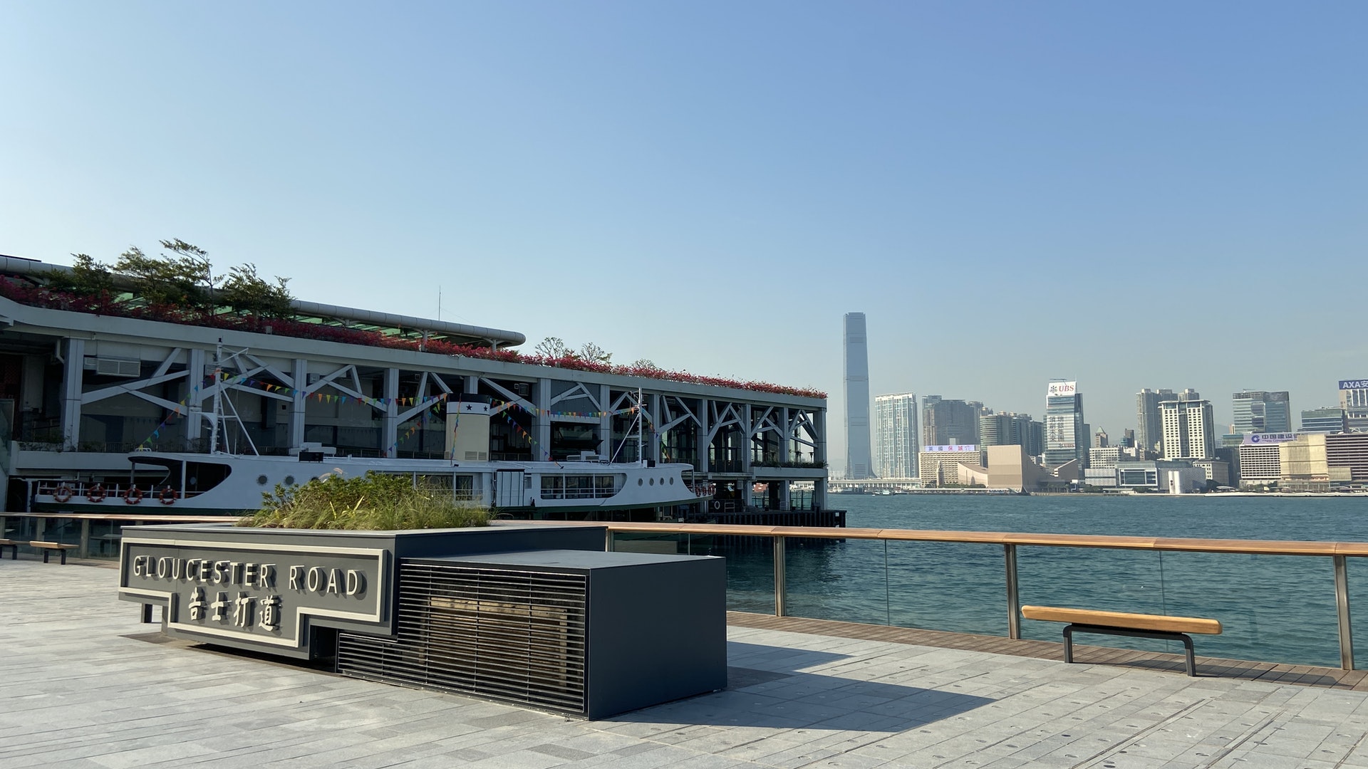 灣仔海濱渡輪碼頭主題區今啟用 懷舊香港為主題 特色鐵閘供打卡 灣仔海濱渡輪碼頭主題區今啟用 懷舊香港為主題 特色鐵閘供打卡