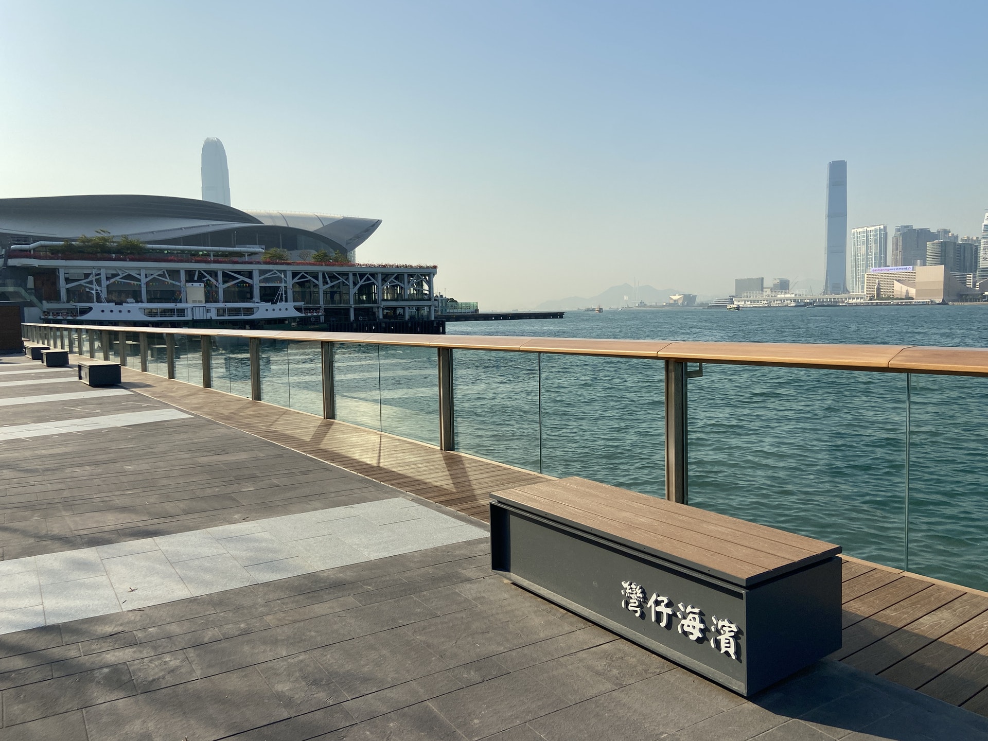 11月26日,灣仔渡輪碼頭旁的「渡輪碼頭畔主題區」進一步開放,為市民提供可以飽覽維多利亞港景色、兼富有懷舊特色的海濱空間。(發展局圖片) 11月26日,灣仔渡輪碼頭旁的「渡輪碼頭畔主題區」進一步開放,為市民提供可以飽覽維多利亞港景色、兼富有懷舊特色的海濱空間。(發展局圖片)