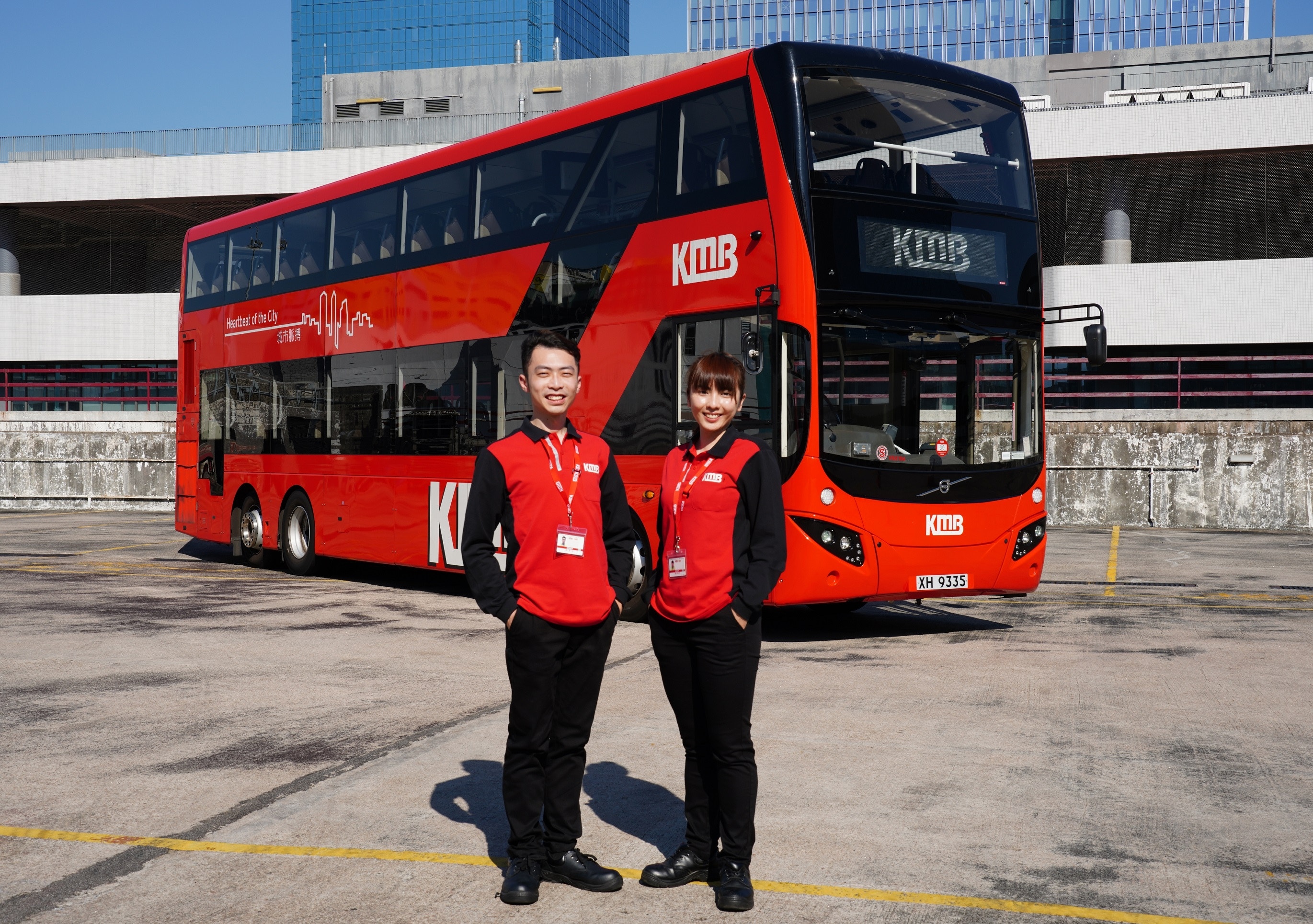 告別青色恤衫九巴明年1月換新制服車長改著紅 黑色polo恤