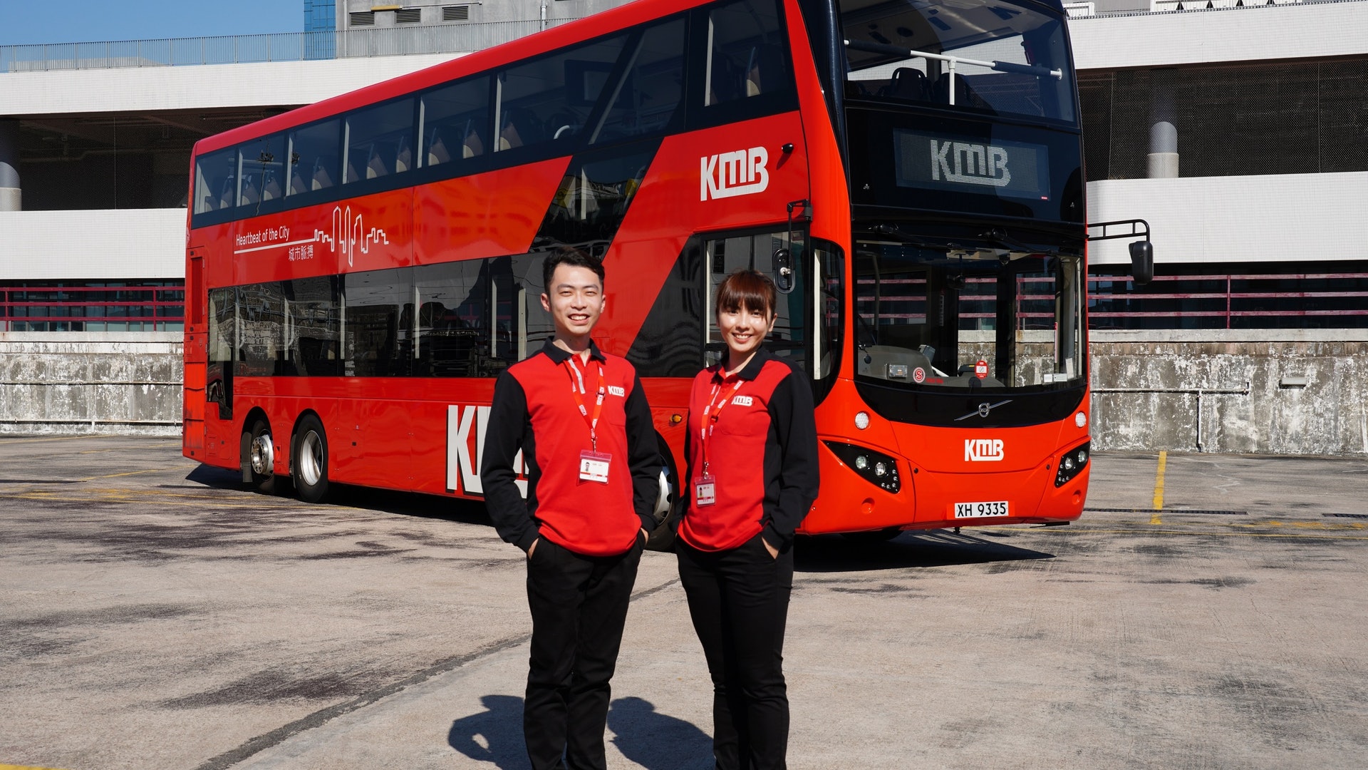 告別青色恤衫九巴明年1月換新制服車長改著紅 黑色polo恤 告別青色恤衫九巴明年1月換新制服車長改著紅 黑色polo恤