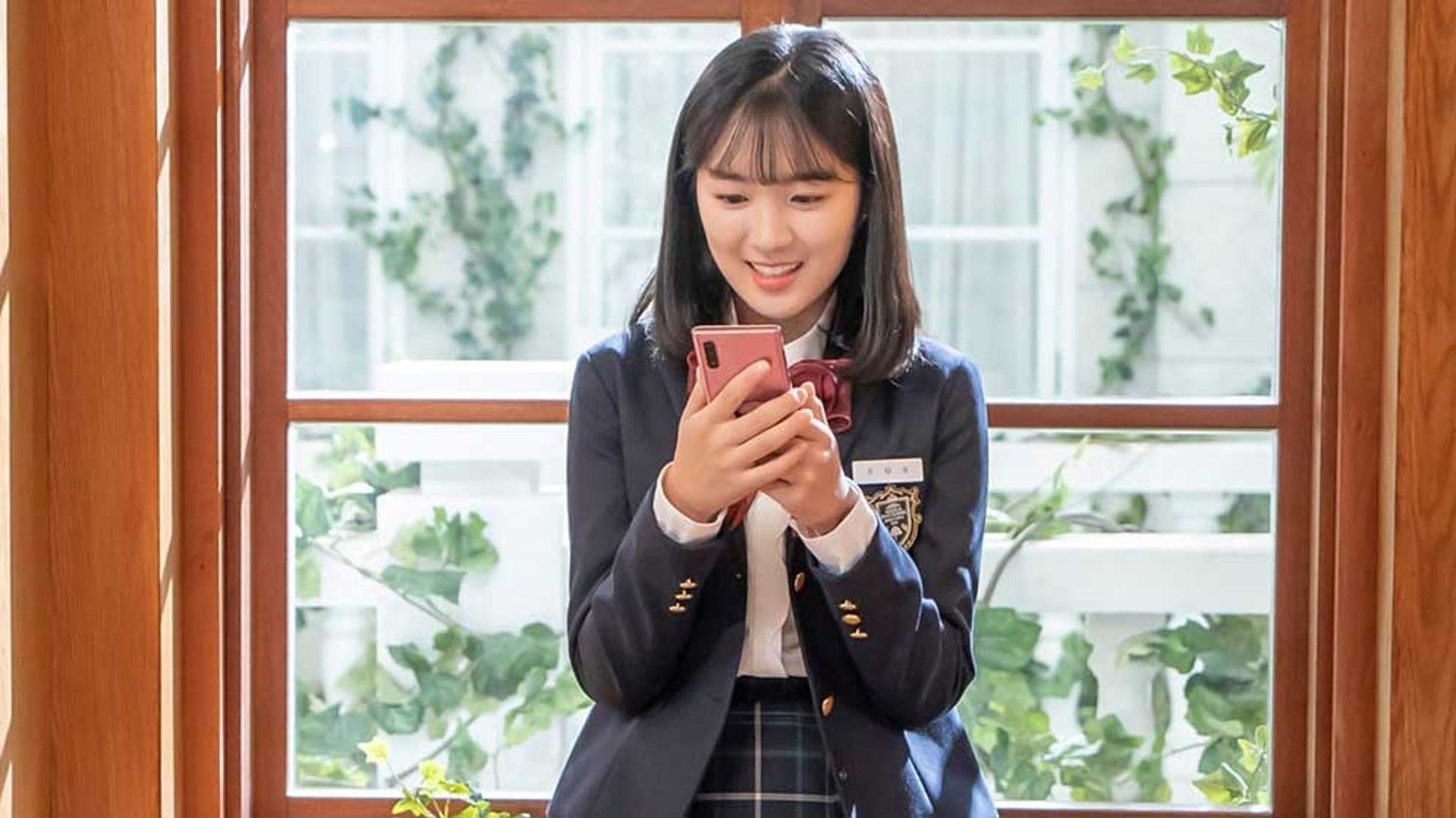學習、娛樂樣樣都要上網,有時學生對於 5G 網絡的要求可能比出身社會的成人更高,幸好電訊商也有為他們推出月費相對便宜的學生專用 5G Plan(《意外發現的一天》劇照) 學習、娛樂樣樣都要上網,有時學生對於 5G 網絡的要求可能比出身社會的成人更高,幸好電訊商也有為他們推出月費相對便宜的學生專用 5G Plan(《意外發現的一天》劇照)