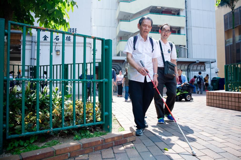 視障人士靠盲人杖探索路徑，但平面設計的安心出行令他們難以搜尋及進入處所。(資料圖片)