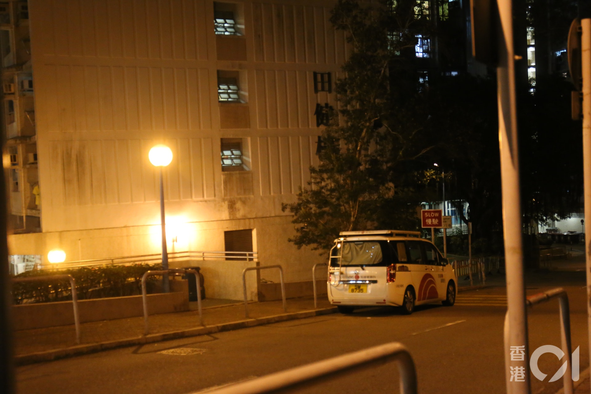 一名男子報稱自己在田灣邨田健樓對開被野豬咬傷。(陳傲淇攝) 一名男子報稱自己在田灣邨田健樓對開被野豬咬傷。(陳傲淇攝)