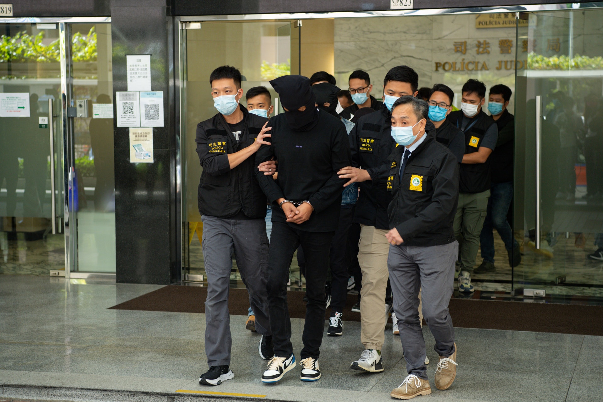 澳門司警於上周六(27日)偵破周姓男子為首的犯罪集團,拘捕11人。(中新社圖片) 澳門司警於上周六(27日)偵破周姓男子為首的犯罪集團,拘捕11人。(中新社圖片)