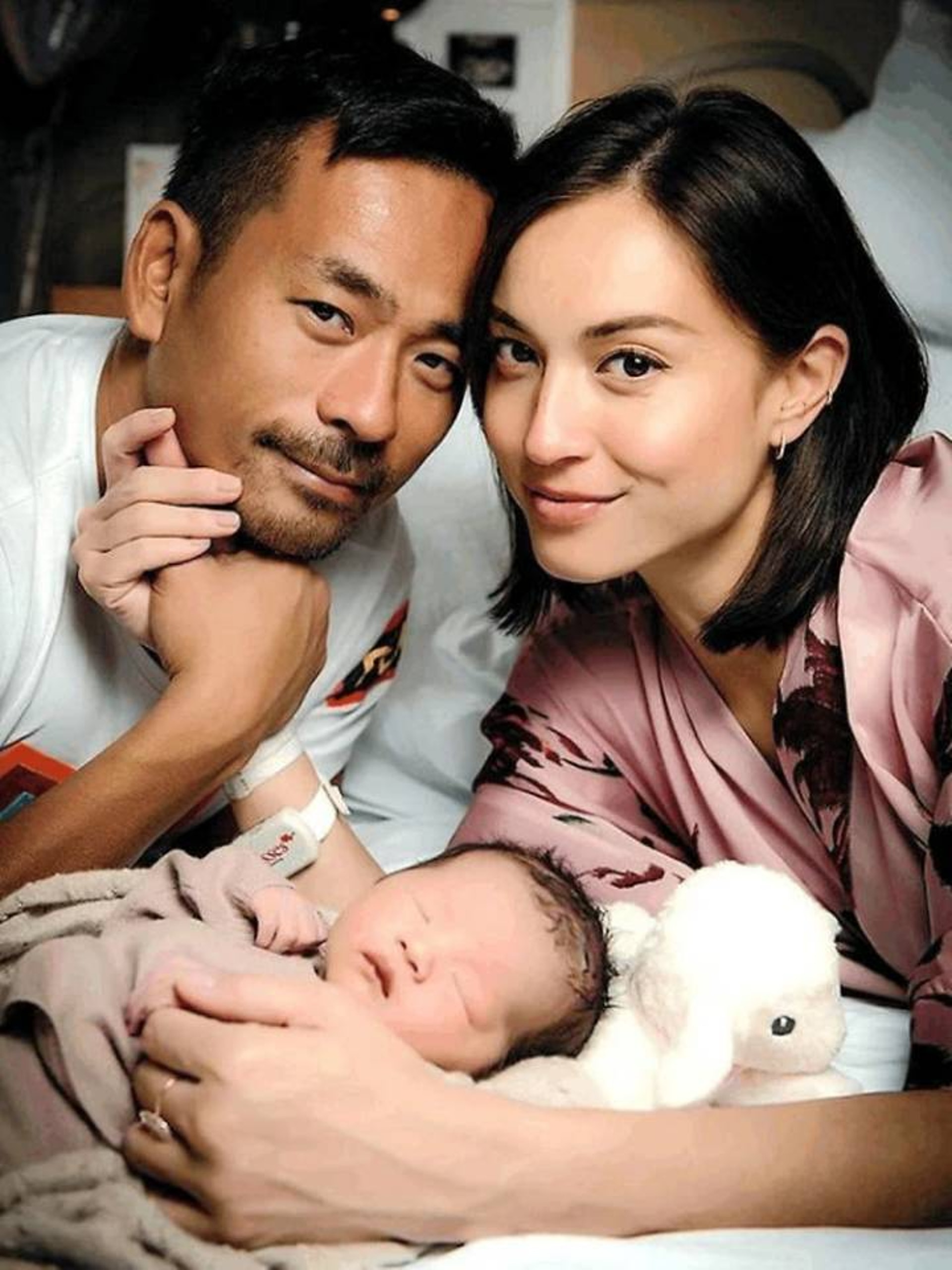 周焯華的「情人」Mandy Lieu抵押名下市值1.2億元的西半山豪宅珒然高層單位,為周焯華的公司還債。 周焯華的「情人」Mandy Lieu抵押名下市值1.2億元的西半山豪宅珒然高層單位,為周焯華的公司還債。