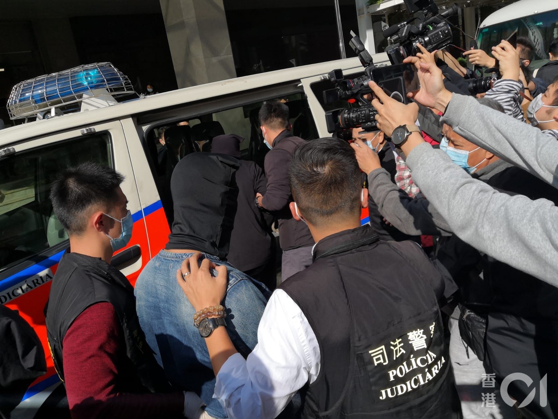 澳门司警于上周六（27日）侦破周姓男子为首的犯罪集团，拘捕11人。 （中新社图片）