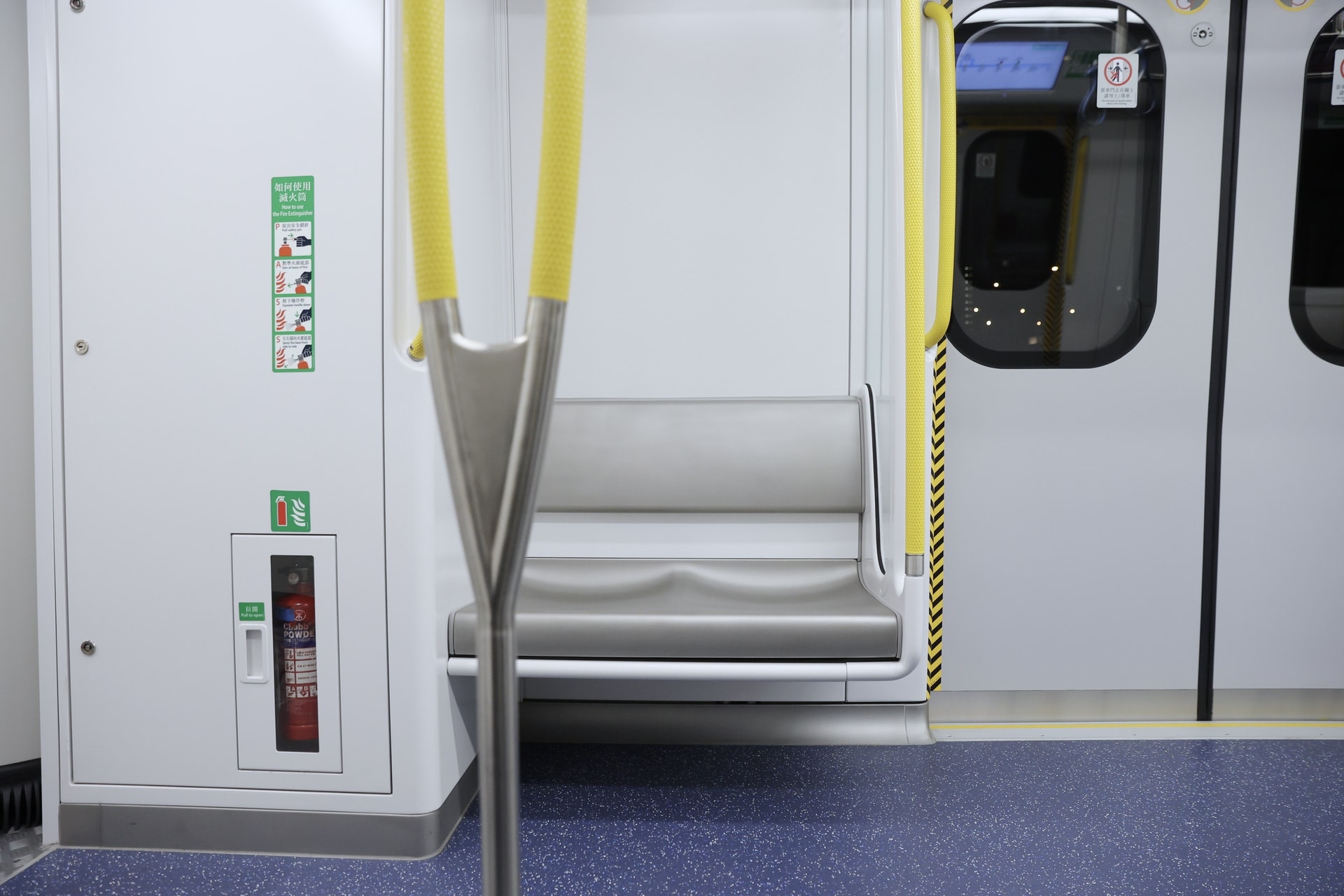 港鐵9卡車雙人座太窄？ 港女坐低遇胖男呻慘：佢條腿黐實我條腿｜香港01｜熱爆話題