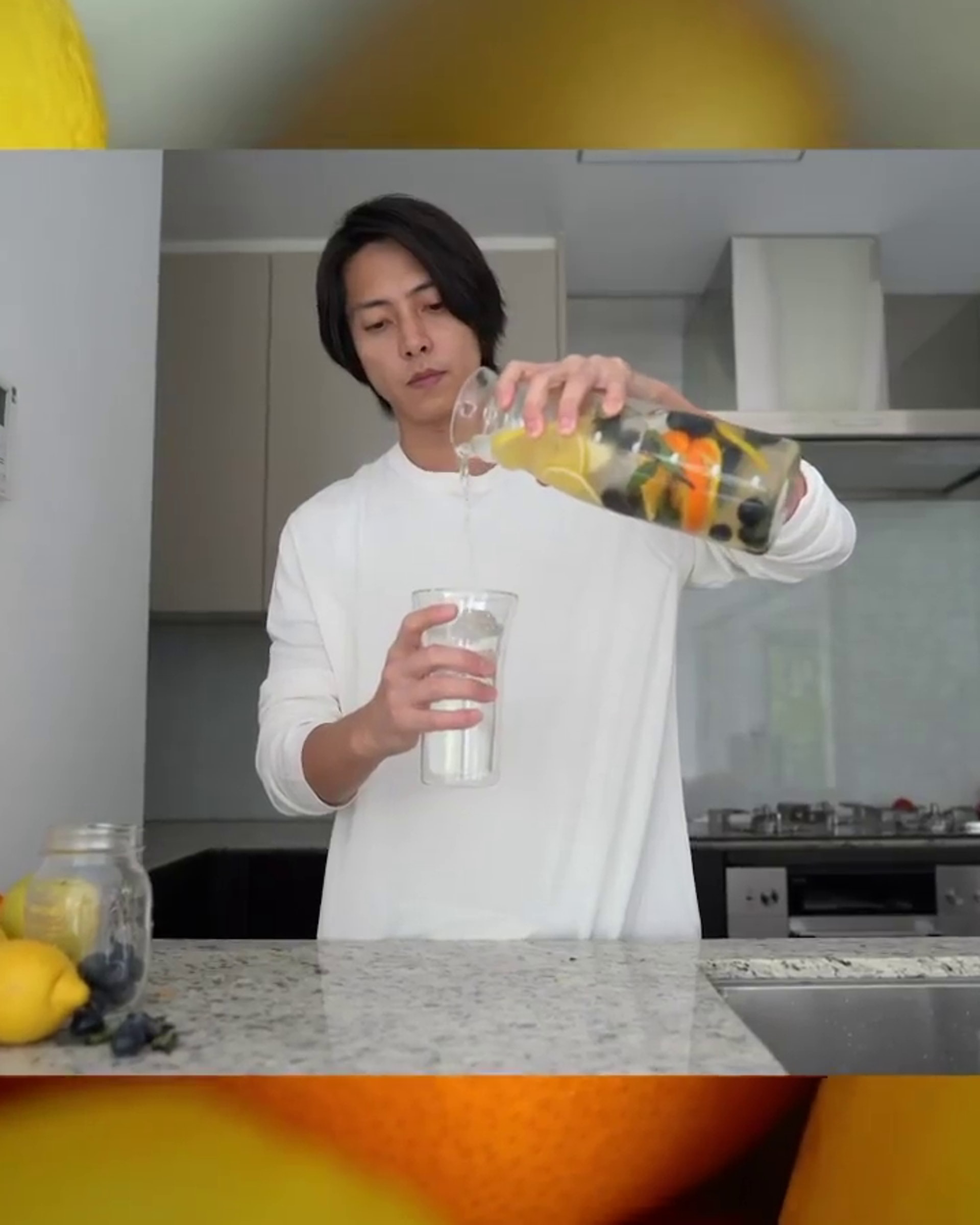山下智久也曾製作水果為主要材料的「排毒水」。(IG@tomo.y9) 山下智久也曾製作水果為主要材料的「排毒水」。(IG@tomo.y9)