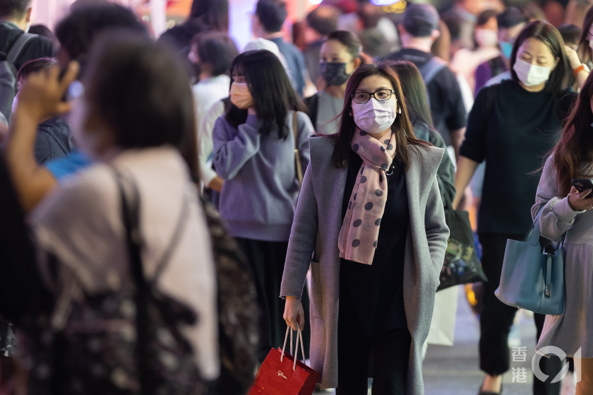 天氣轉涼,市民外出時穿上外套保暖。(廖雁雄攝) 天氣轉涼,市民外出時穿上外套保暖。(廖雁雄攝)