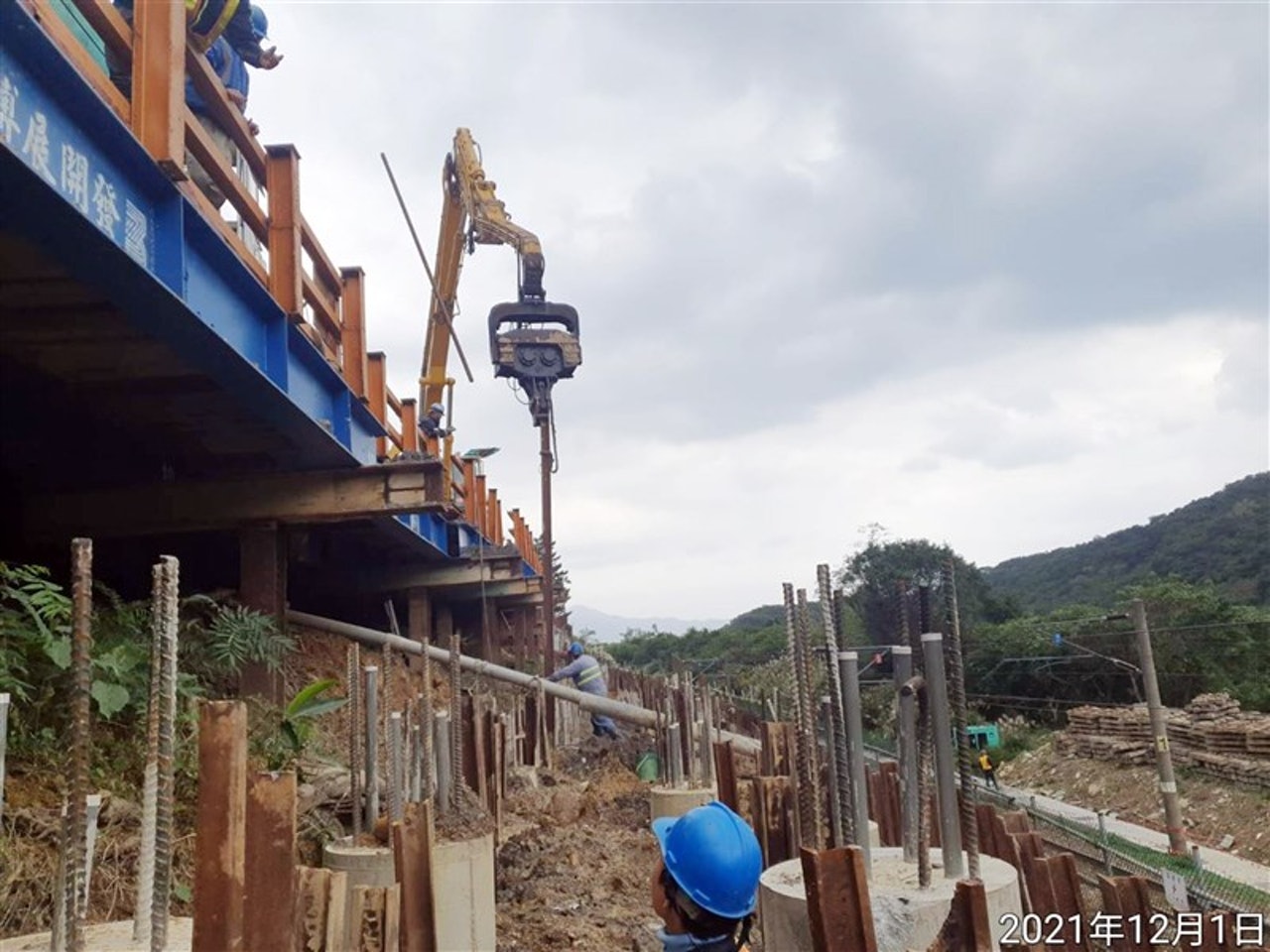 台鐵執行宜蘭線福隆石城路段地錨邊坡改善工程,1日進行上邊坡鋼軌樁打設防護作業時,鋼軌樁不慎斷裂掉落,打到施工鷹架後擊中一列太魯閣號列車車頭,鋼軌樁斷裂原因仍待調查。(中央社) 台鐵執行宜蘭線福隆石城路段地錨邊坡改善工程,1日進行上邊坡鋼軌樁打設防護作業時,鋼軌樁不慎斷裂掉落,打到施工鷹架後擊中一列太魯閣號列車車頭,鋼軌樁斷裂原因仍待調查。(中央社)