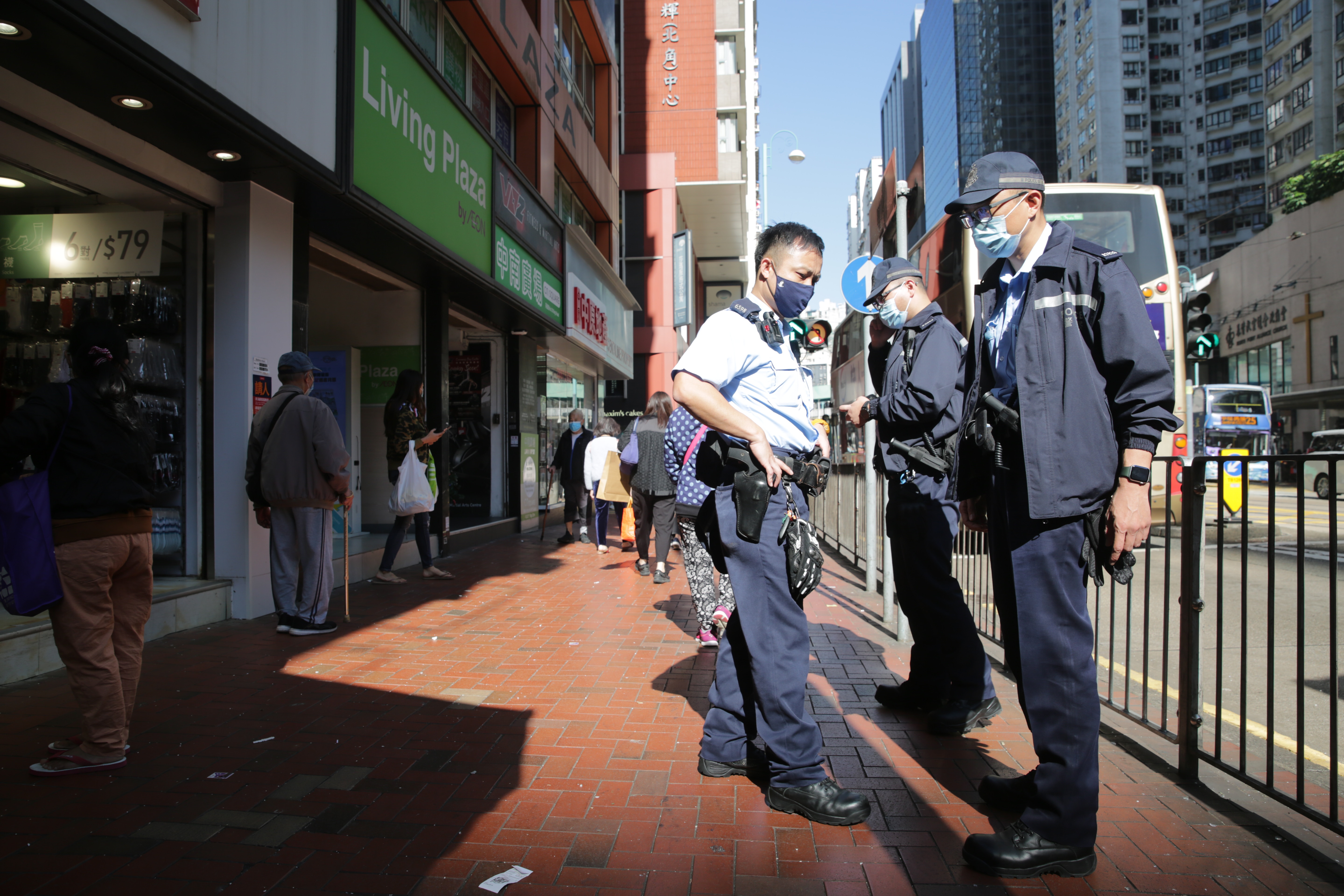 英皇道天降玻璃男途人頭部受傷