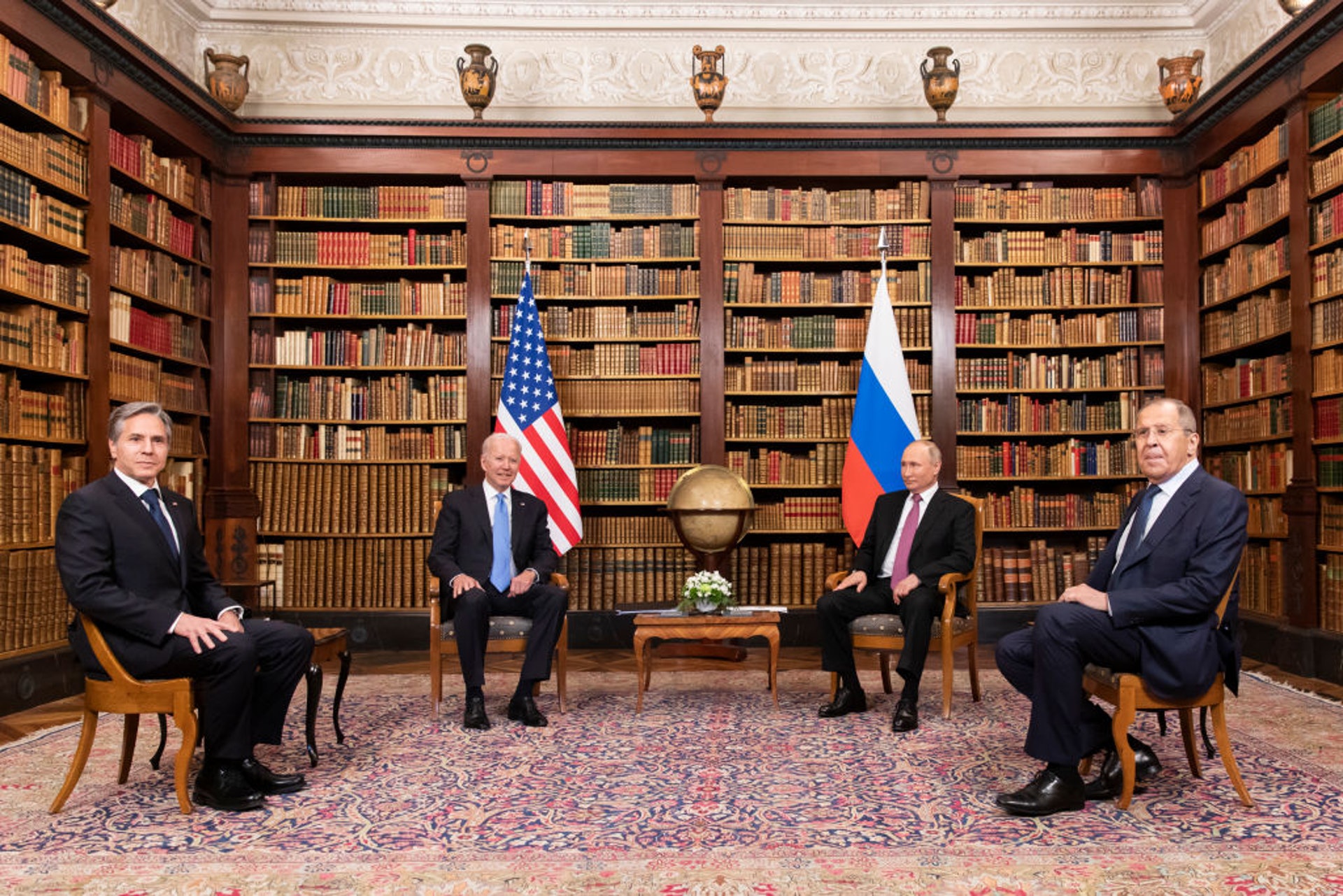 2021年6月16日，美國總統拜登（左二）與俄羅斯總統普京（右二）在瑞士日內瓦會面，美國務卿布林肯（Anthony Blinken，左一）與俄羅斯外長拉夫羅夫（Sergey Lavrov，右一）陪伴在側。（Getty）
