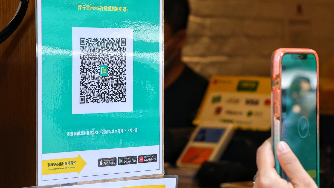 因為政府防疫措施的關係，使《安心出行》成為 2021 年香港人必裝 Apps 之一（資料圖片）