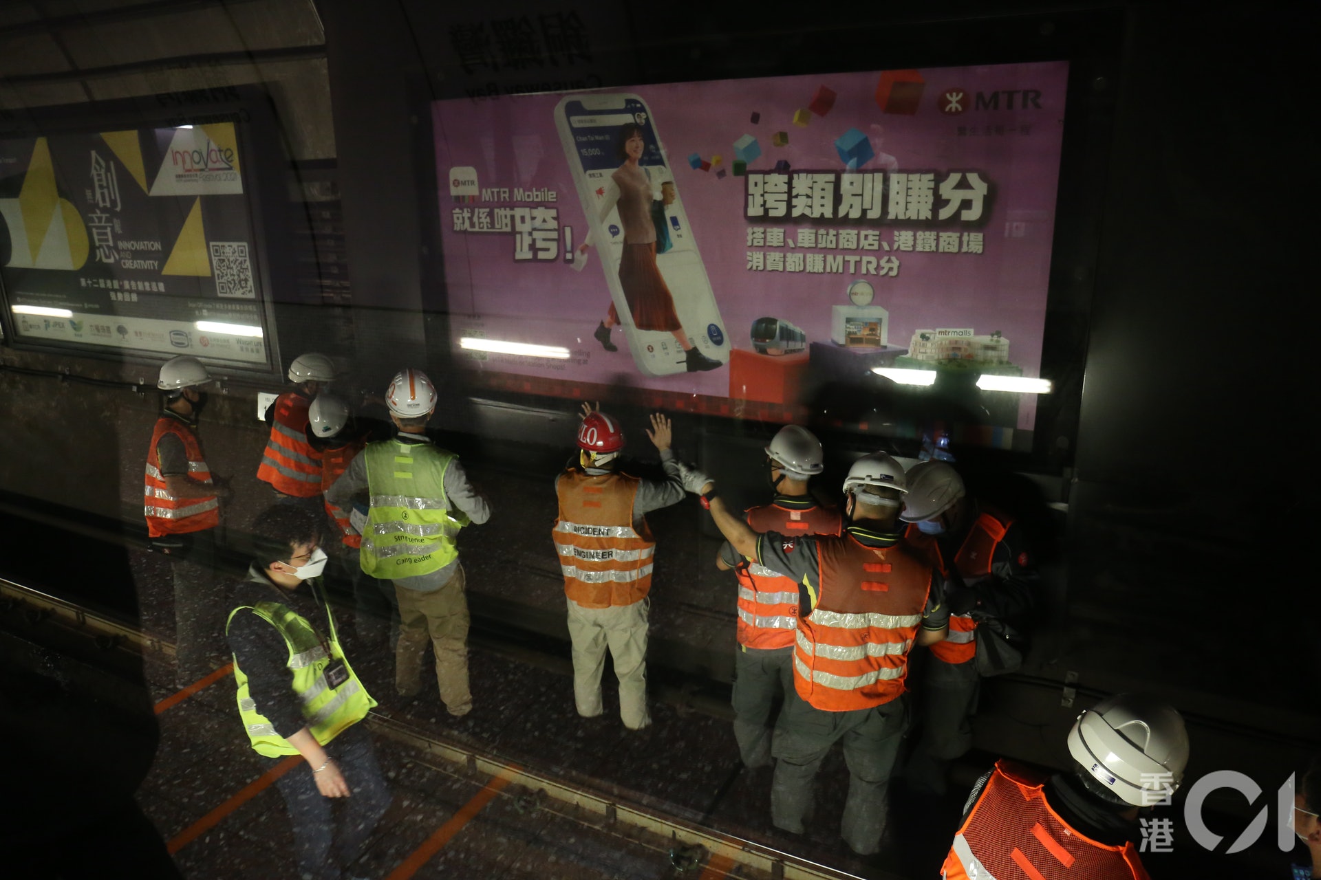 工程人員用膠紙加固另一同類型廣告燈牌(陳傲淇攝) 工程人員用膠紙加固另一同類型廣告燈牌(陳傲淇攝)