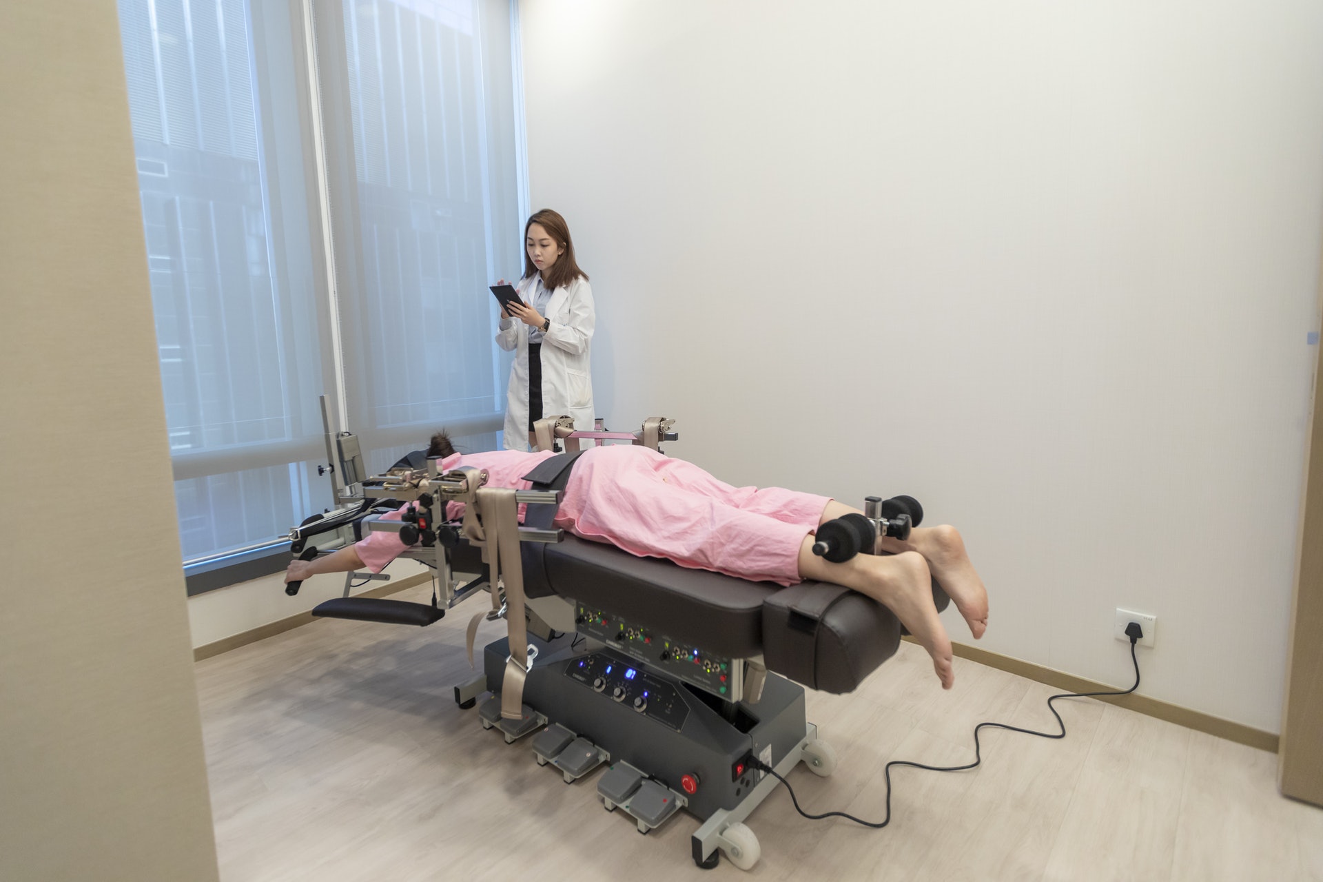 3D八軸機器人不但可以配合X光結果同時治療頸椎、胸椎、腰椎的痛症，亦解決困擾都市人經常因久坐辦公室，或工作重覆性動作而引起的長期痛症。(圖片：Dr.PAIN)