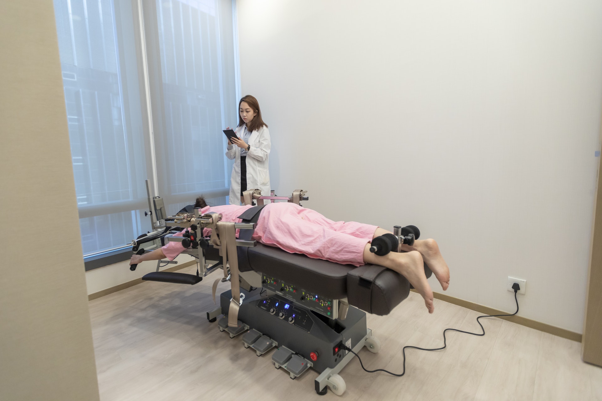 3D八軸機器人不但可以配合X光結果同時治療頸椎、胸椎、腰椎的痛症,亦解決困擾都市人經常因久坐辦公室,或工作重覆性動作而引起的長期痛症。(圖片:Dr.PAIN) 3D八軸機器人不但可以配合X光結果同時治療頸椎、胸椎、腰椎的痛症,亦解決困擾都市人經常因久坐辦公室,或工作重覆性動作而引起的長期痛症。(圖片:Dr.PAIN)