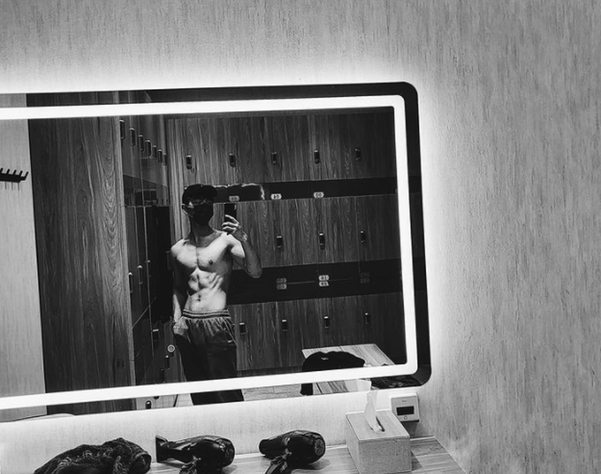 近年健身風潮盛行，不少男士都愛到健身房「操肌」；就連Mirror成員Edan都開始騷肌 (圖片: Instagram)