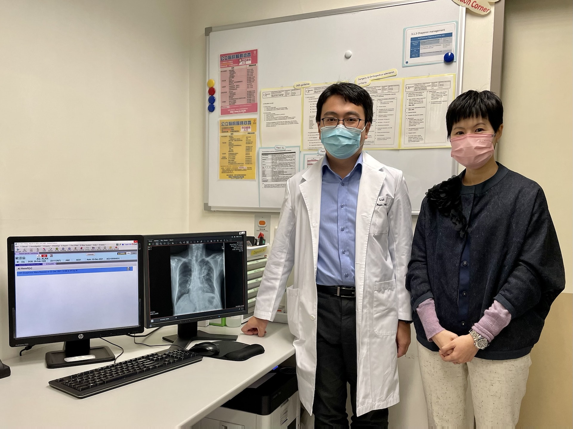 雷俊達(左)表示AI技術輔助睇肺片可提升診症準確度及安全度,右為醫管局高級醫療信息經理陳嘉賢。 雷俊達(左)表示AI技術輔助睇肺片可提升診症準確度及安全度,右為醫管局高級醫療信息經理陳嘉賢。