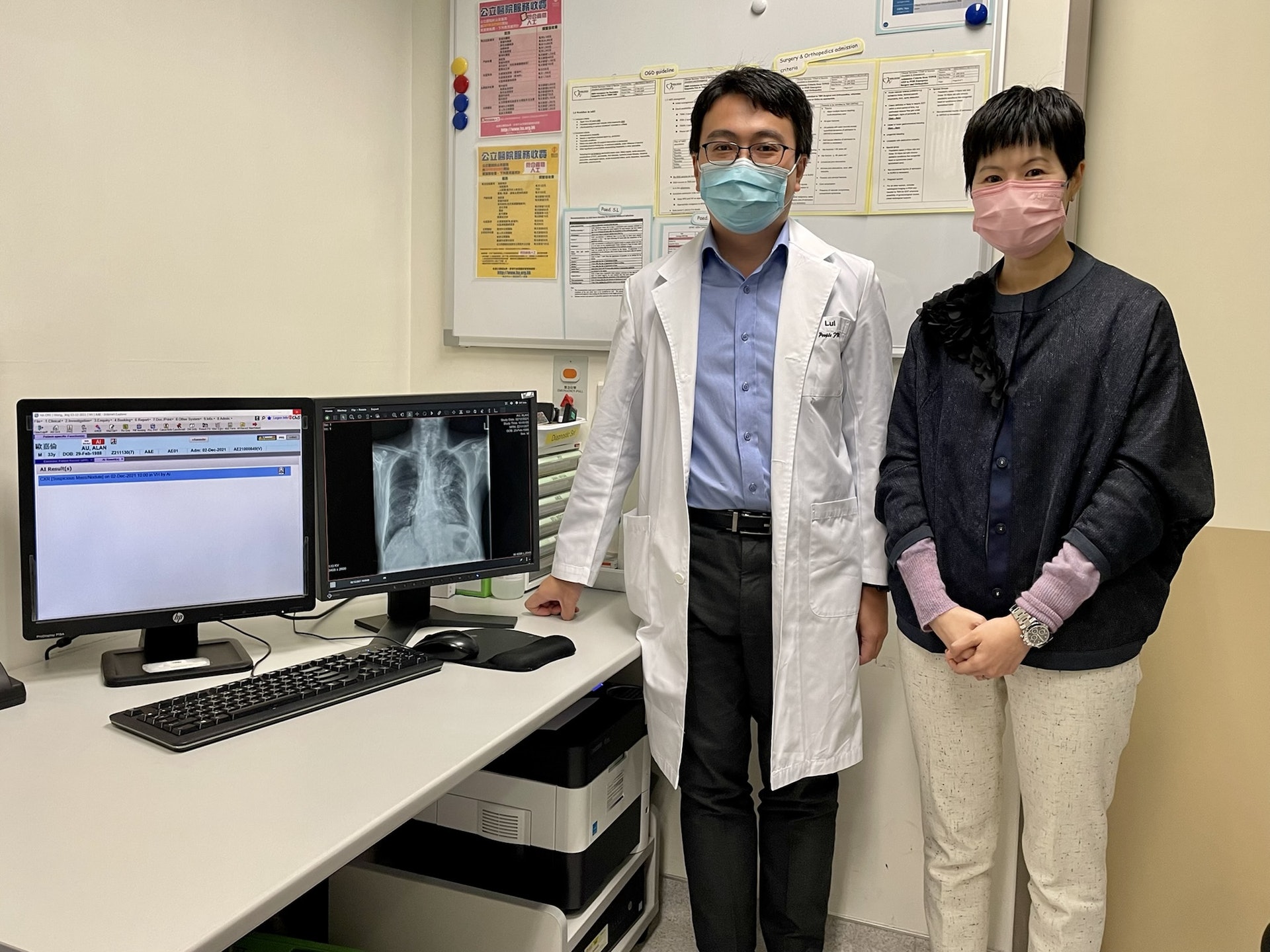 雷俊達(左)表示AI技術輔助睇肺片可提升診症準確度及安全度,醫管局高級醫療信息經理陳嘉賢。 雷俊達(左)表示AI技術輔助睇肺片可提升診症準確度及安全度,醫管局高級醫療信息經理陳嘉賢。