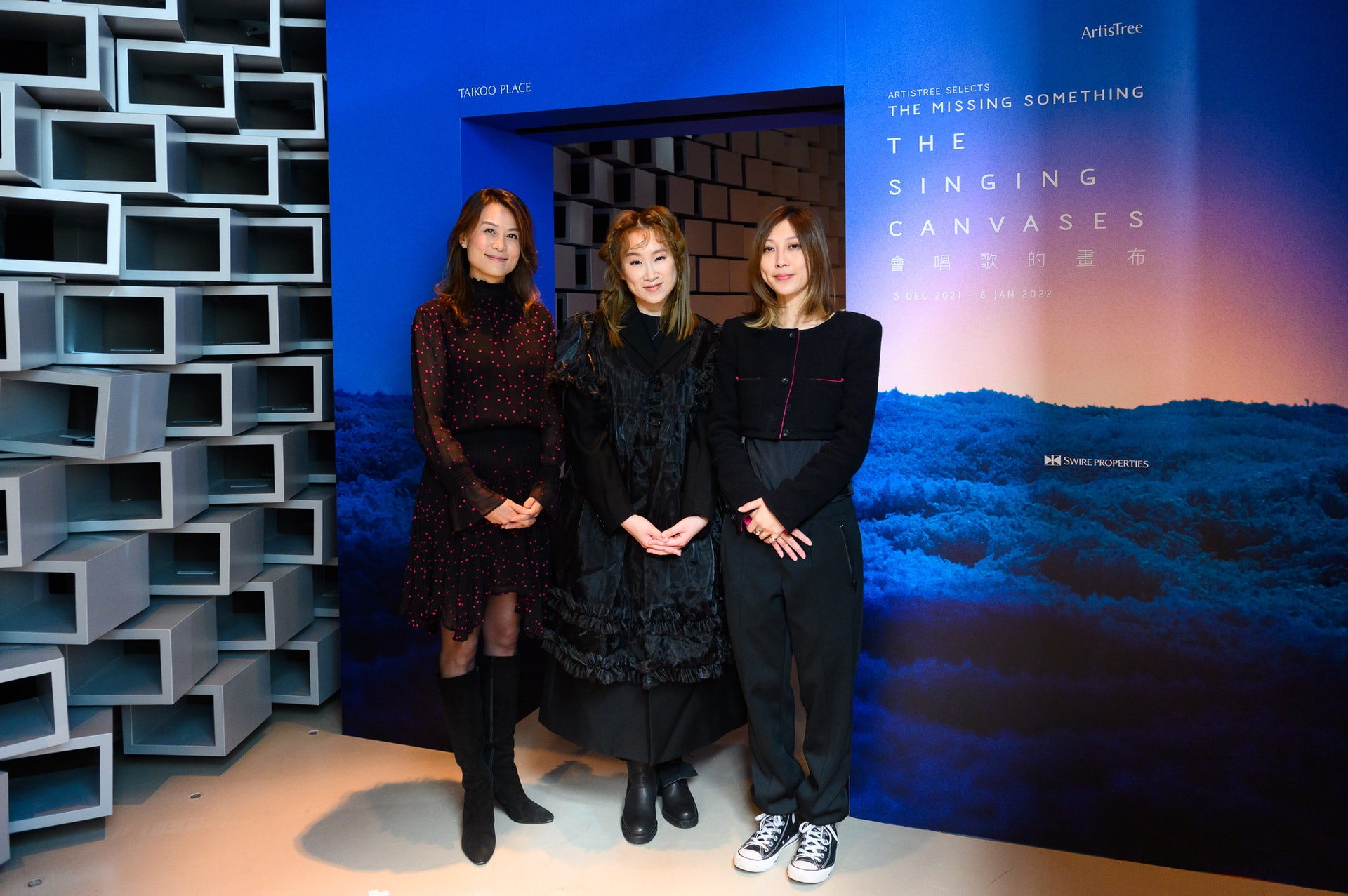 由左至右:太古地產太古坊總經理李頌妍、藝術家及是次展覽的靈魂人物王菀之、策展人黃馨。(圖片由受訪者提供) 由左至右:太古地產太古坊總經理李頌妍、藝術家及是次展覽的靈魂人物王菀之、策展人黃馨。(圖片由受訪者提供)