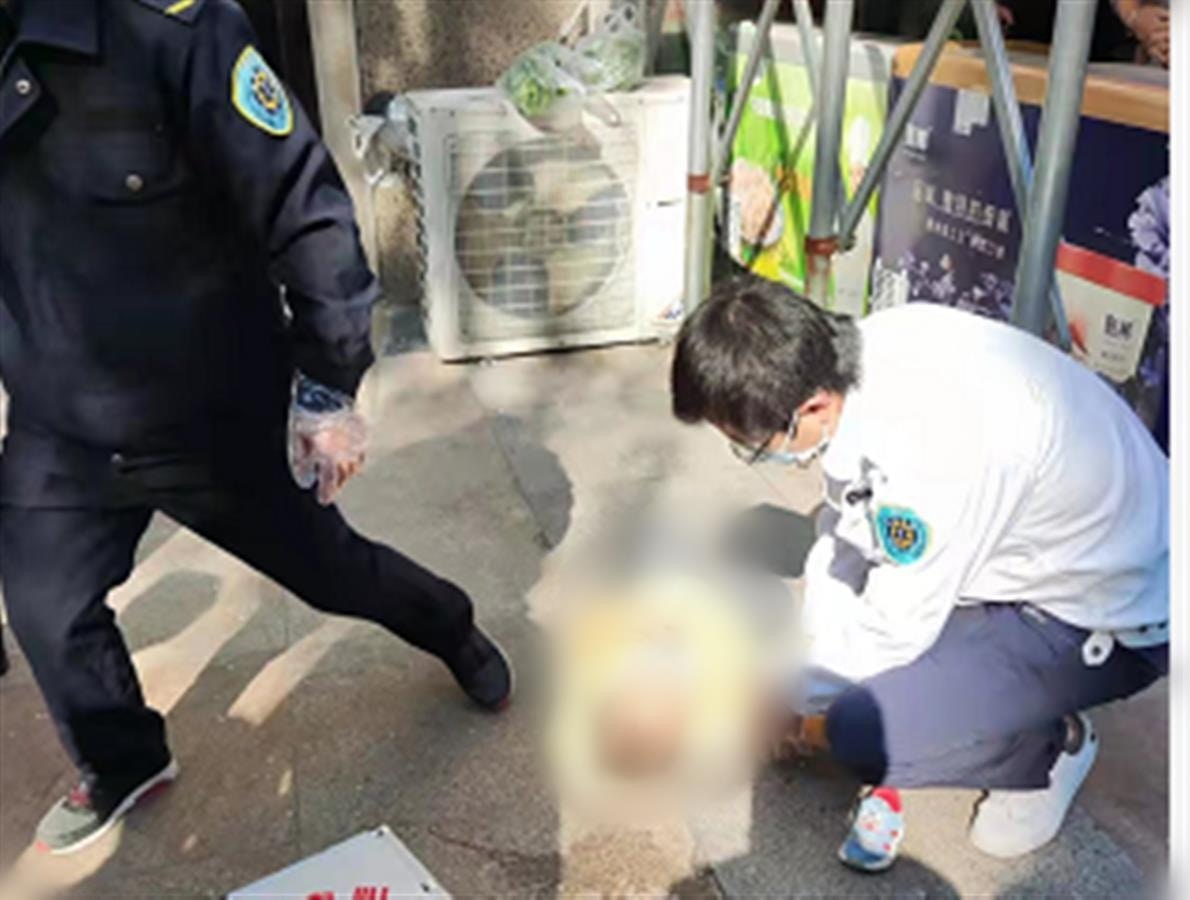 鵬鵬被疑犯由樓頂拋下，不治身亡。（新浪新聞）