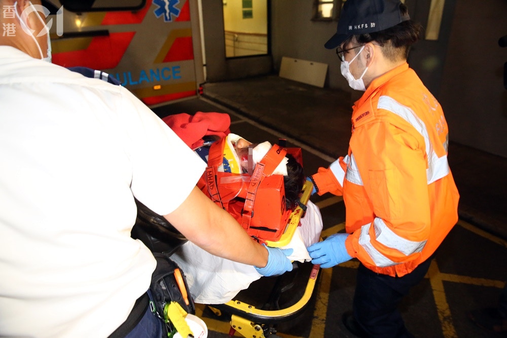 男傷者送院治理。(陳永武攝)