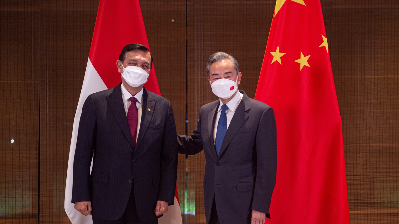 王毅與印尼官員會談 一致反對西方把自身民主標準強加於人 王毅與印尼官員會談 一致反對西方把自身民主標準強加於人