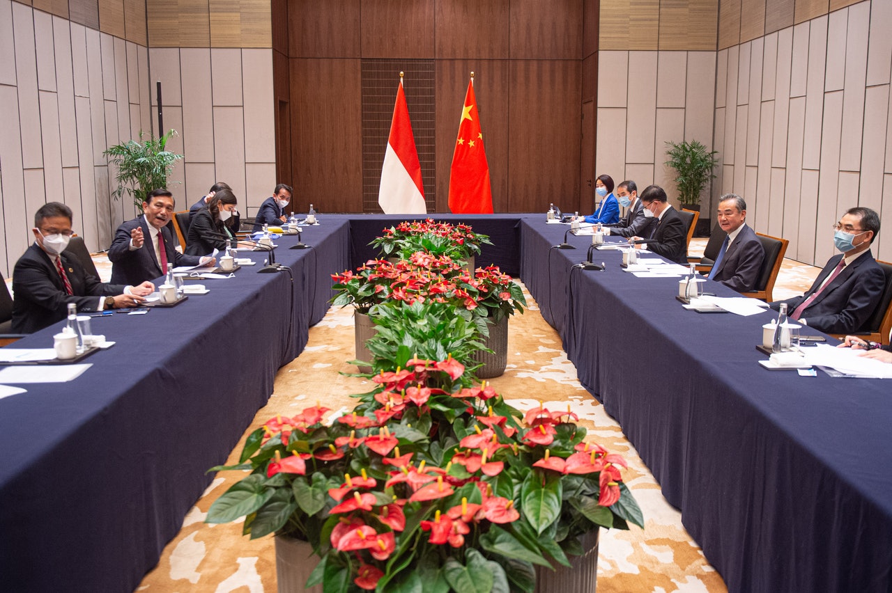 圖為12月5日,王毅於浙江安吉與印尼對華合作統籌部長盧胡特舉行會談。(新華社) 圖為12月5日,王毅於浙江安吉與印尼對華合作統籌部長盧胡特舉行會談。(新華社)