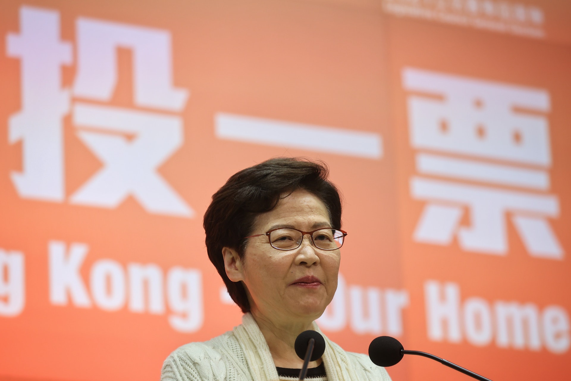 特首林鄭月娥昨早(7日)表示,截至前晚6時,共有1,8215人登記到口岸票站投票。(李澤彤攝) 特首林鄭月娥昨早(7日)表示,截至前晚6時,共有1,8215人登記到口岸票站投票。(李澤彤攝)