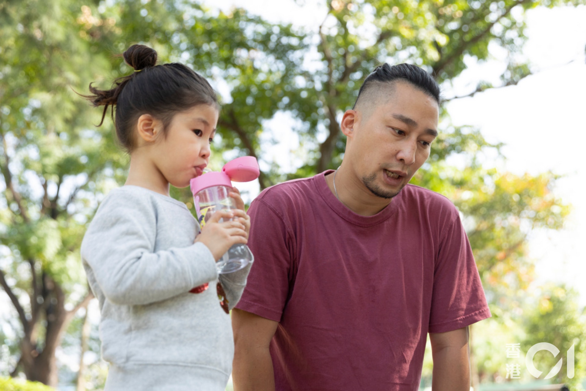 威廉不時帶4歲女兒到大自然學習。(龔嘉盛攝) 威廉不時帶4歲女兒到大自然學習。(龔嘉盛攝)