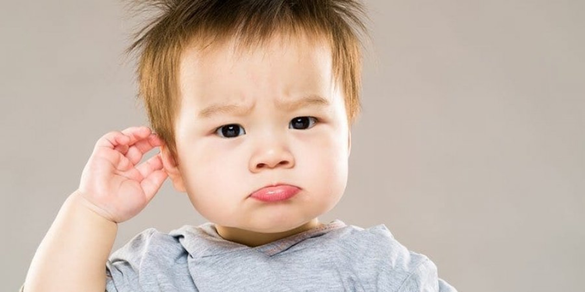 家長可以留意孩子是否會不停抓或挖自己的耳朵、經常無反應、食慾或活動力下降等，這些情況可能反映耳內痕癢或疼痛、聽覺受影響等中耳炎症狀。（圖片：healthymatters）