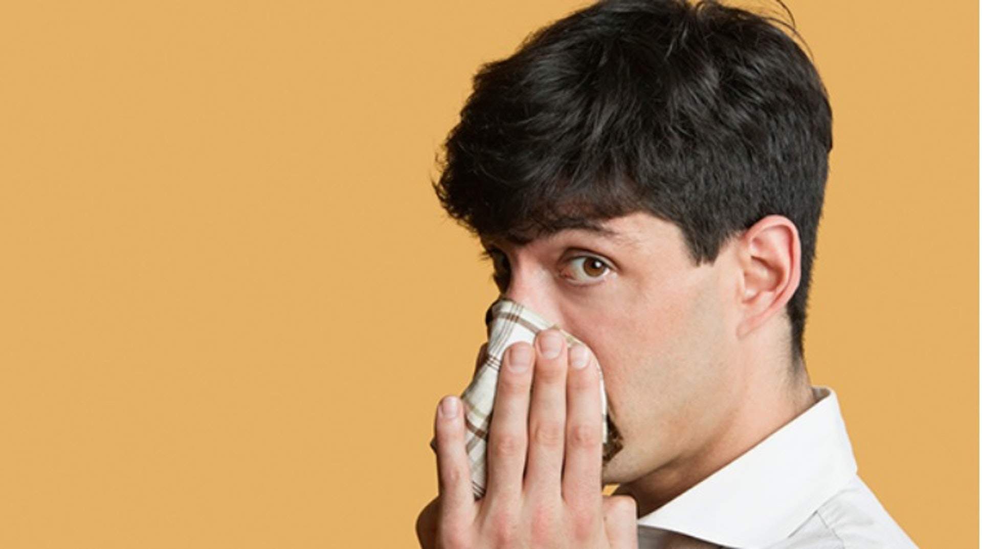 正確擤鼻涕的方法是壓住一邊鼻孔，一次擤一邊；而擤的時候嘴巴微微打開，微微低頭，便可以減低逆流的風險。（圖片：ingimage）