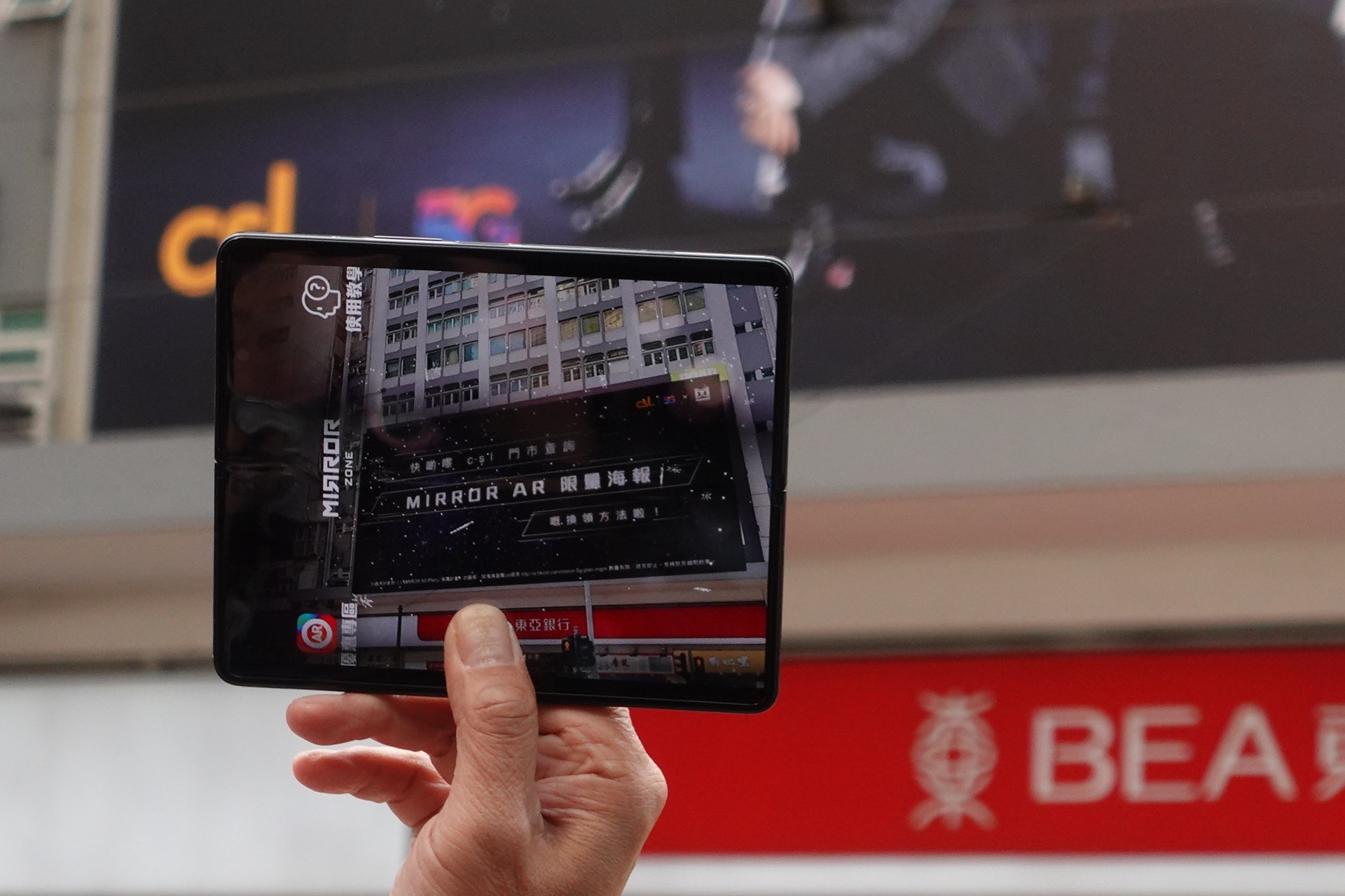 用 Galaxy Fold 3 的大芒看影片,似乎更好 Feel?(蔡浩騰 攝)