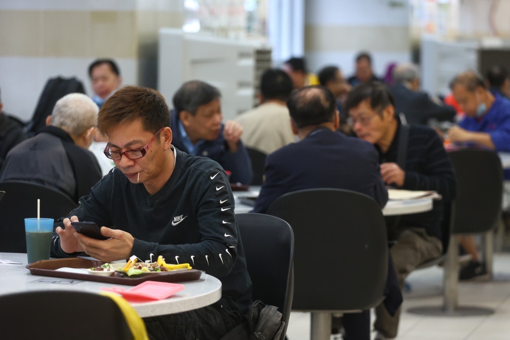 黃家和預計餐飲業本月的生意額或可超越3年前的約100億元水平，達致約110億元。（資料圖片）