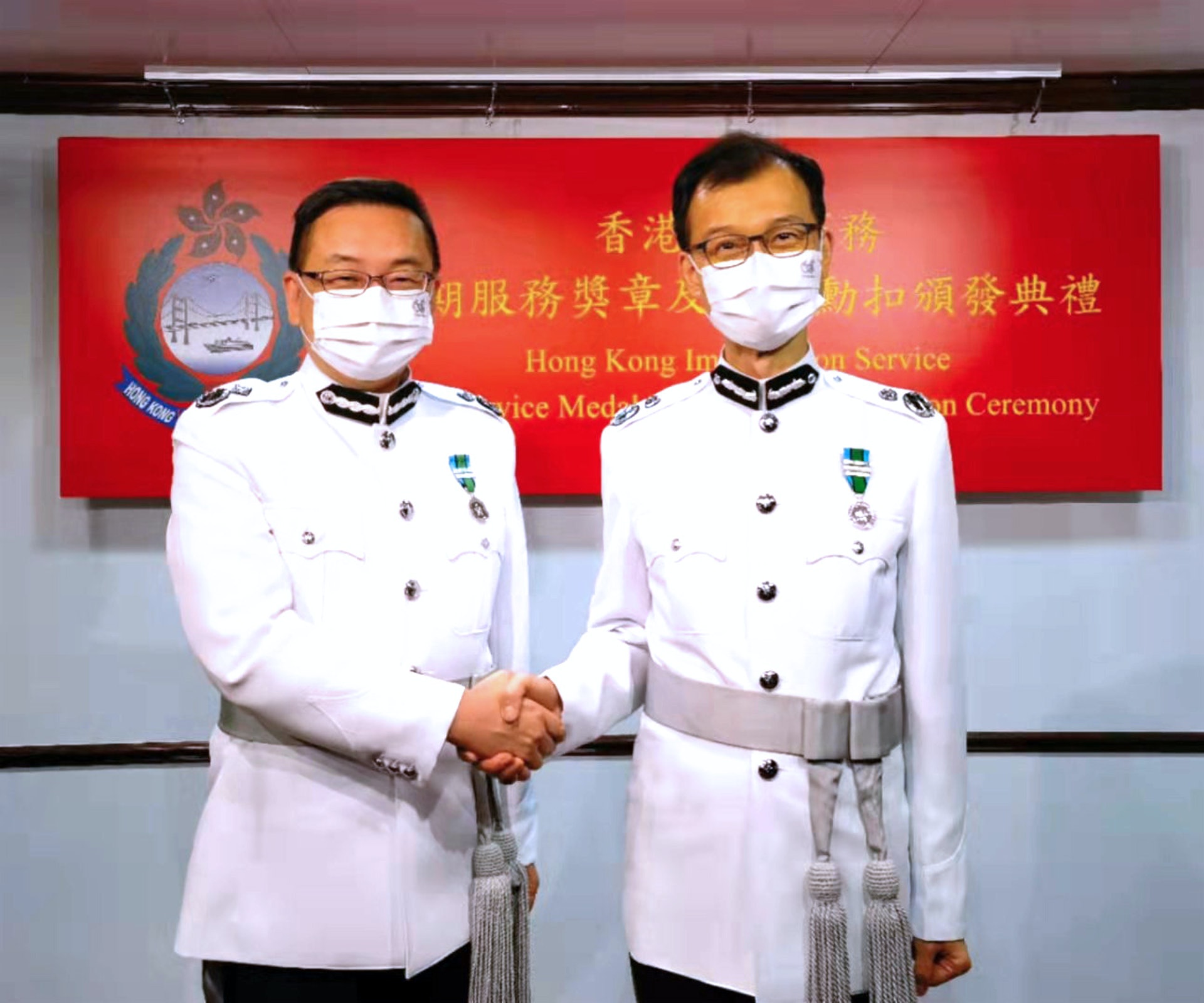 郭俊峯(左)9月29日升任入境處副處長,接替榮休副處長陳天賜(右)。 郭俊峯(左)9月29日升任入境處副處長,接替榮休副處長陳天賜(右)。