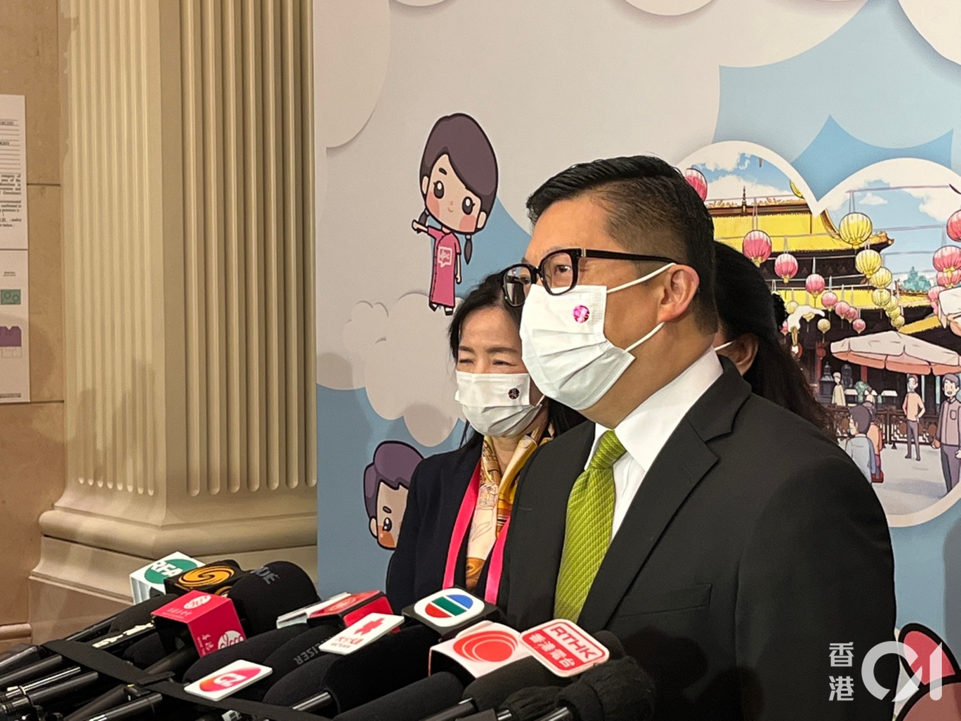 保安局局長鄧炳強,12月8日回應入境處高官收恒大果籃事件,表示入境處會調查,並無回應記者其他問題。(胡家欣攝) 保安局局長鄧炳強,12月8日回應入境處高官收恒大果籃事件,表示入境處會調查,並無回應記者其他問題。(胡家欣攝)