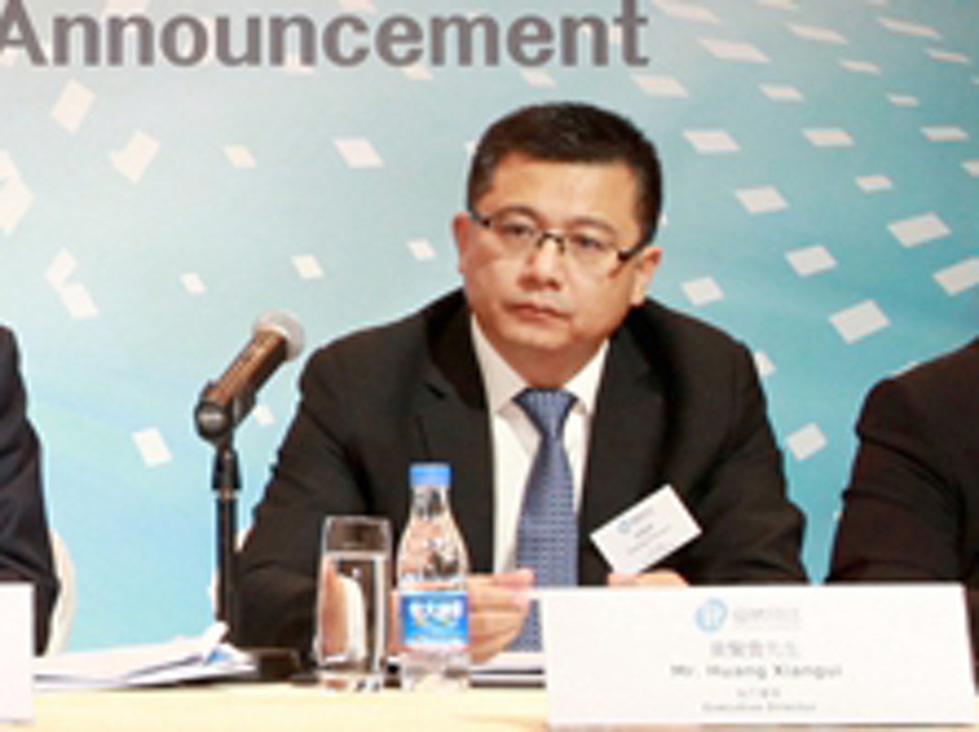 恒大的果籃,以執行董事、香港區總經理黃賢貴的名義送出。 恒大的果籃,以執行董事、香港區總經理黃賢貴的名義送出。